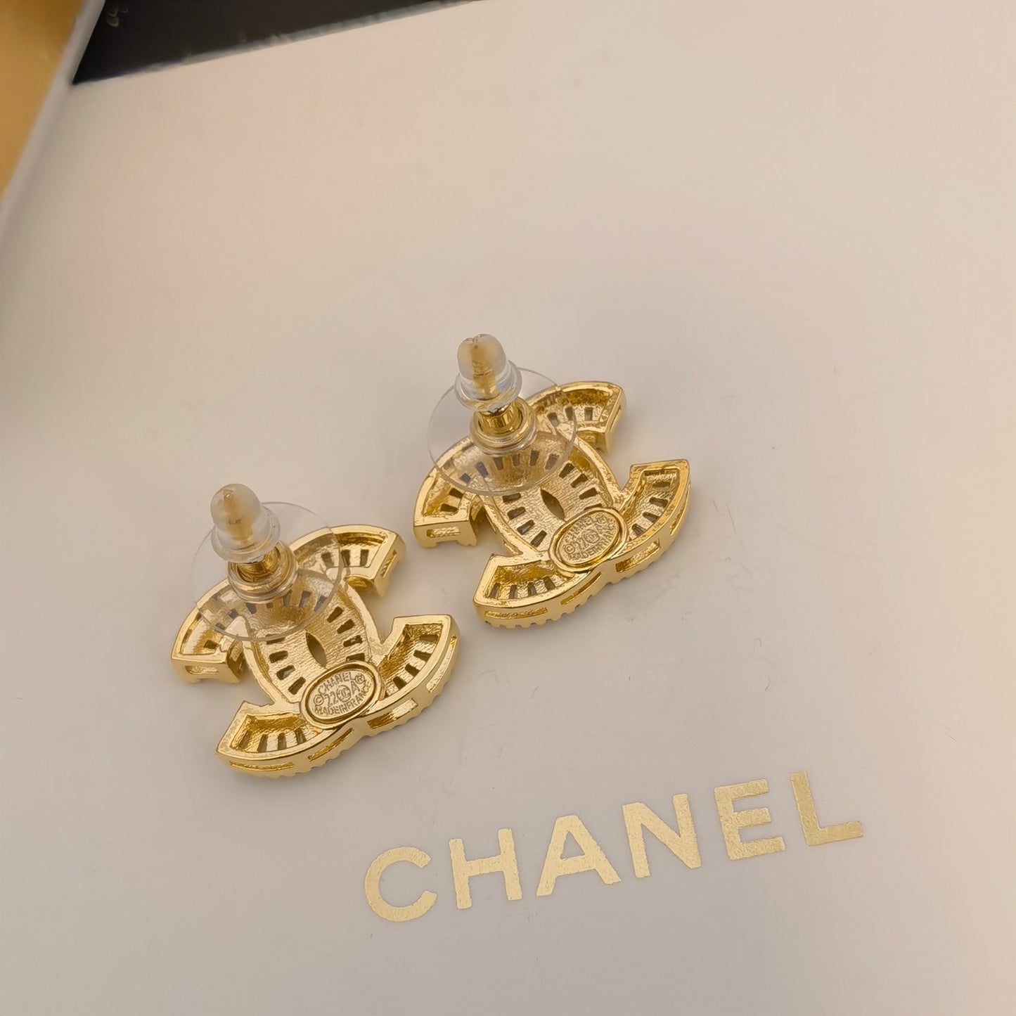 Elegant and classic women's logo earrings mysite