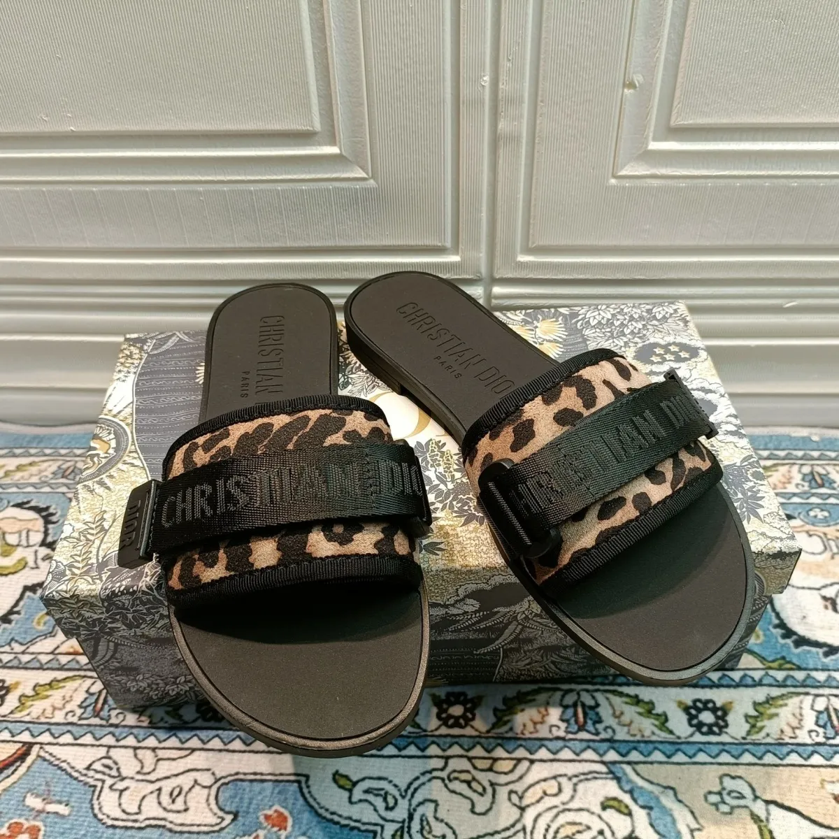 Velcro Embossed Flat Slippers mysite