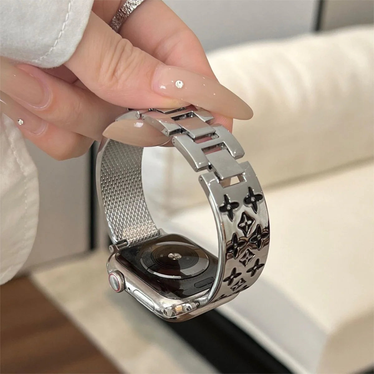 EMBOSSED METAL APPLE WATCH STRAP mysite