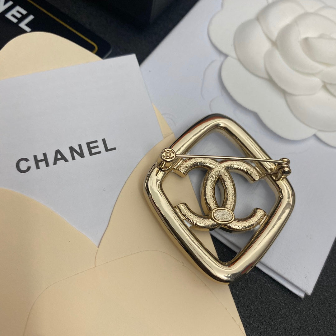 Temperament Contrast Color Brooch mysite