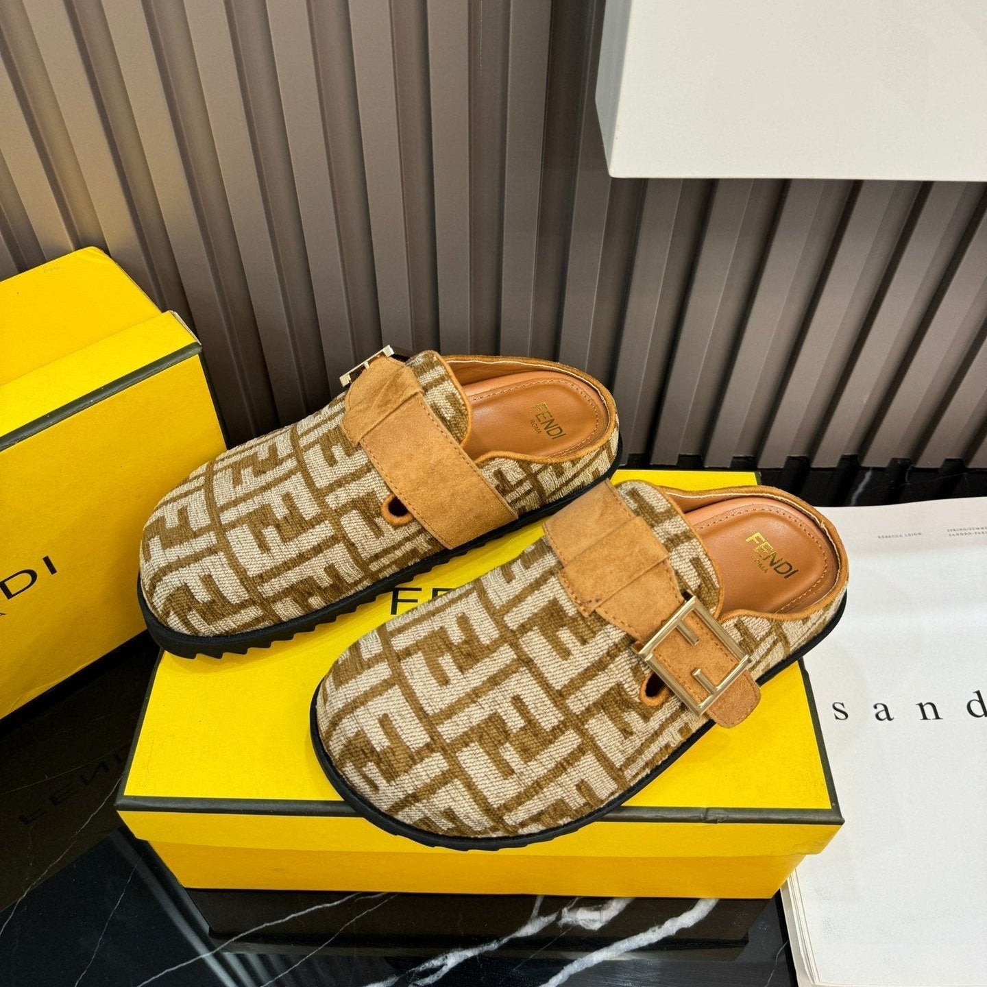 Autumn and Winter Retro Embossed Flat Slippers mysite