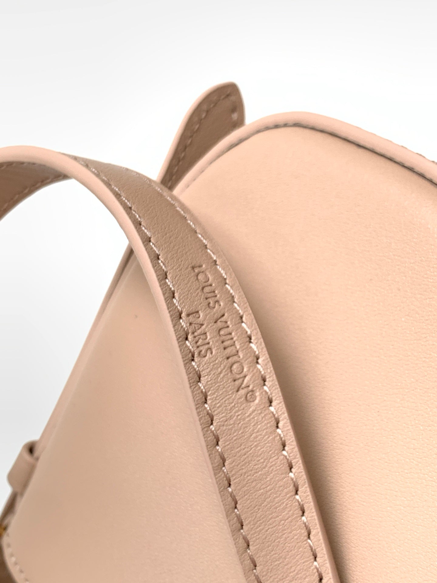 LV M25784 Pochette LV Bloom with Charm 23cm Beige Calfskin GHW mysite