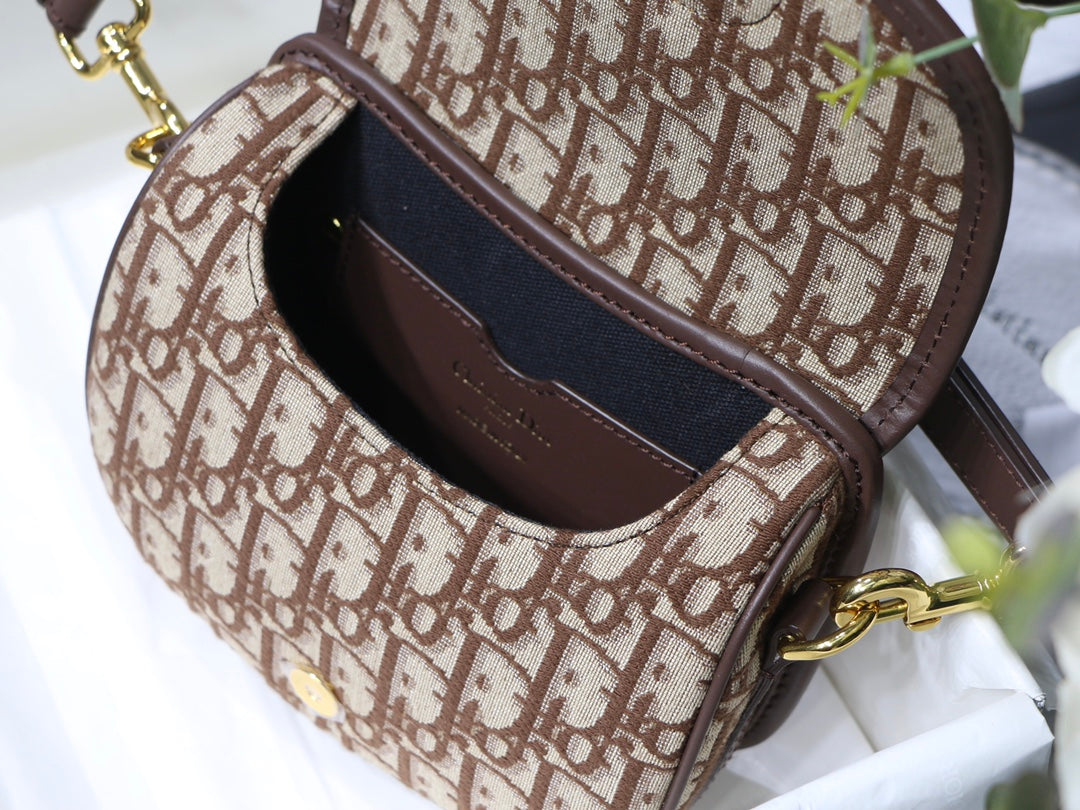 MEDIUM CD BOBBY 22CM CHOCOLATE OBLIQUE CANVAS GOLD HARDWARE mysite