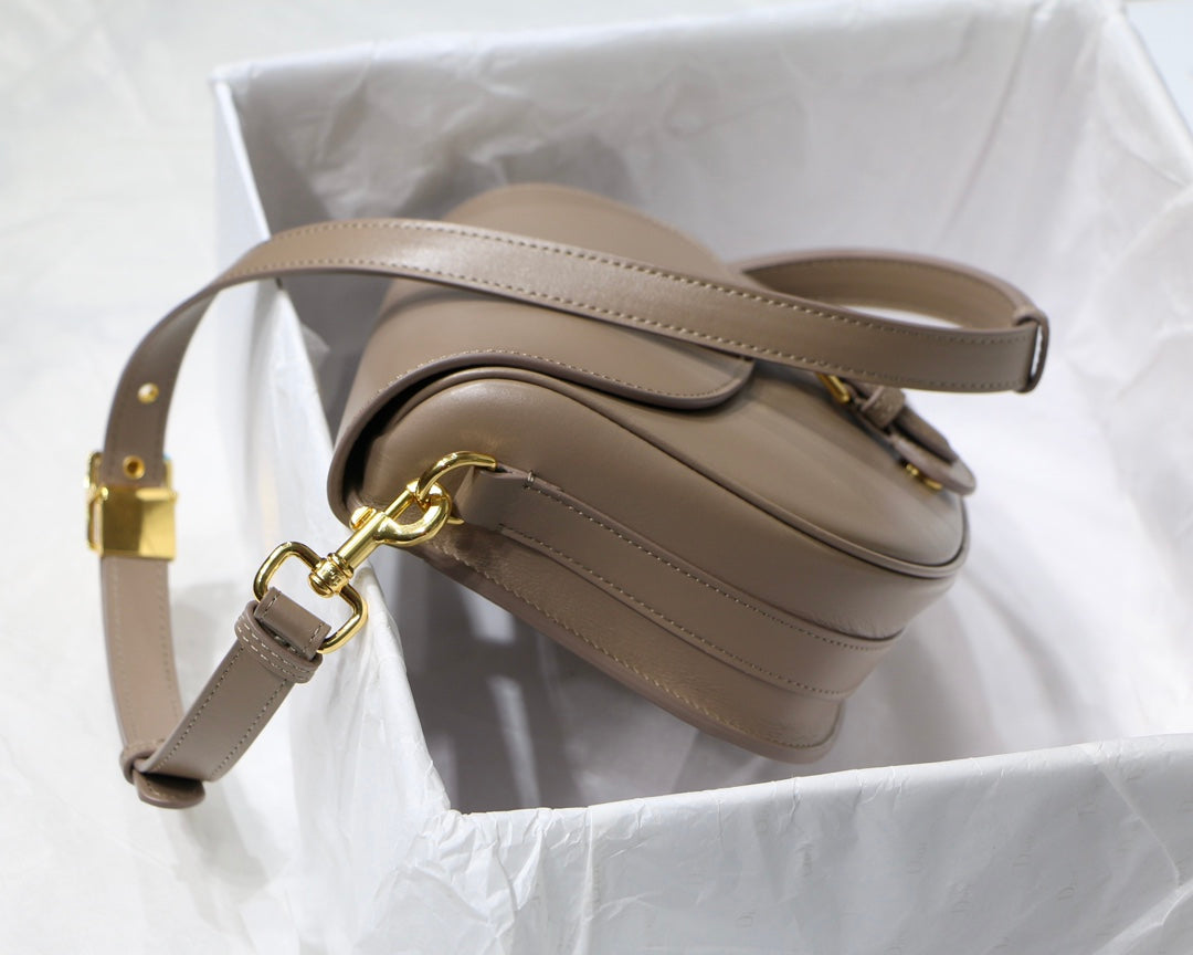 MEDIUM CD BOBBY 22CM DARK BROWN CALFSKIN GOLD HARDWARE mysite