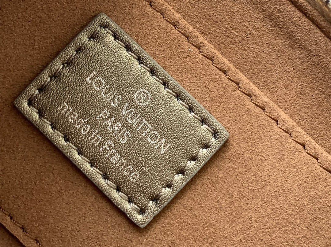 LV Lexington Pochette Shoulder Bag 21.5 Metallic Sliver Monogram Embossed Cafskin mysite