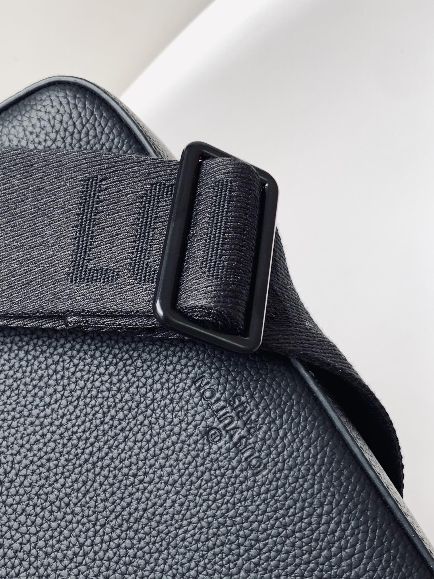 LV Fastline Messenger Bag 23.5 Black Cowhide HW mysite