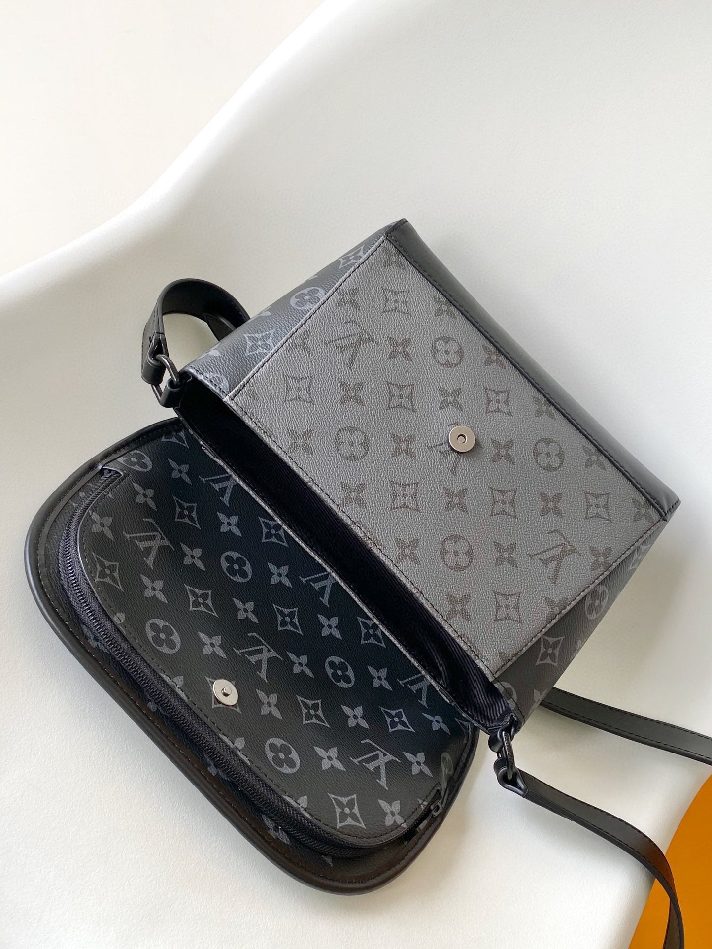 LV Pulse Messenger 26.6cm Black Monogram Eclipse Reverse Canvas mysite