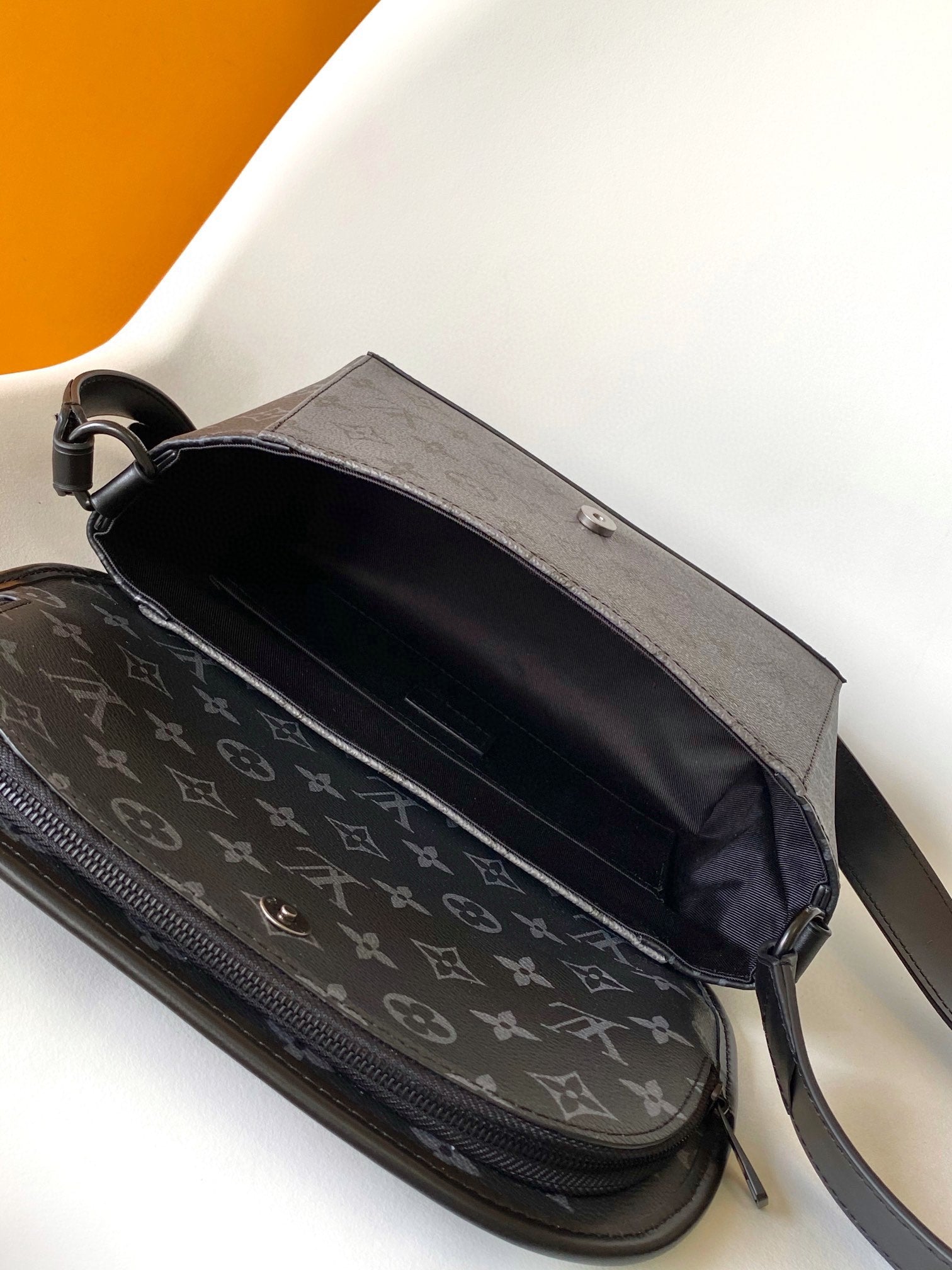 LV Pulse Messenger 26.6cm Black Monogram Eclipse Reverse Canvas mysite