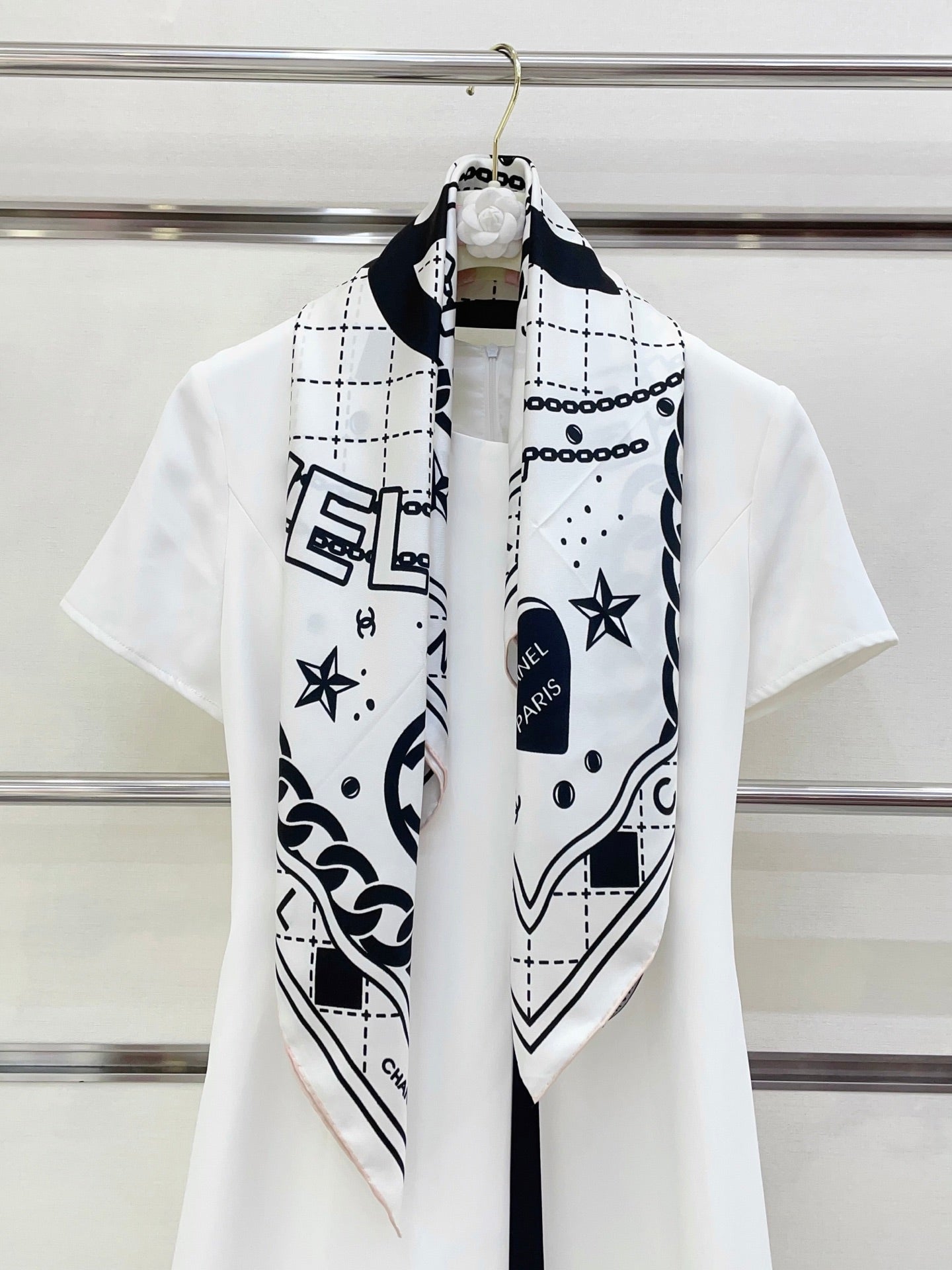 Elegant women's square silk scarf mysite