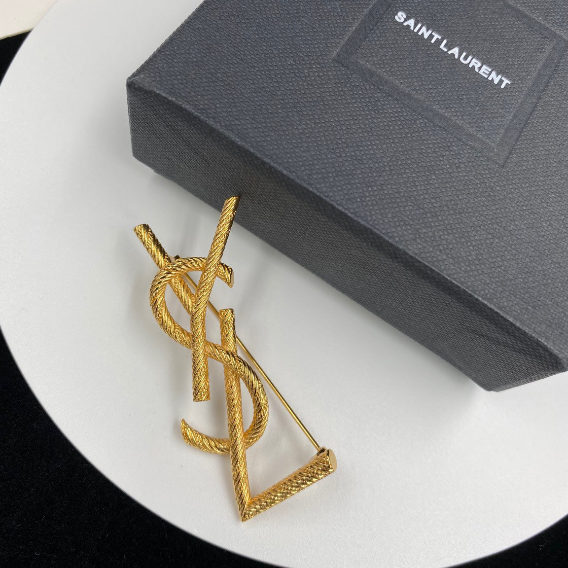Elegant Thread Brooch mysite