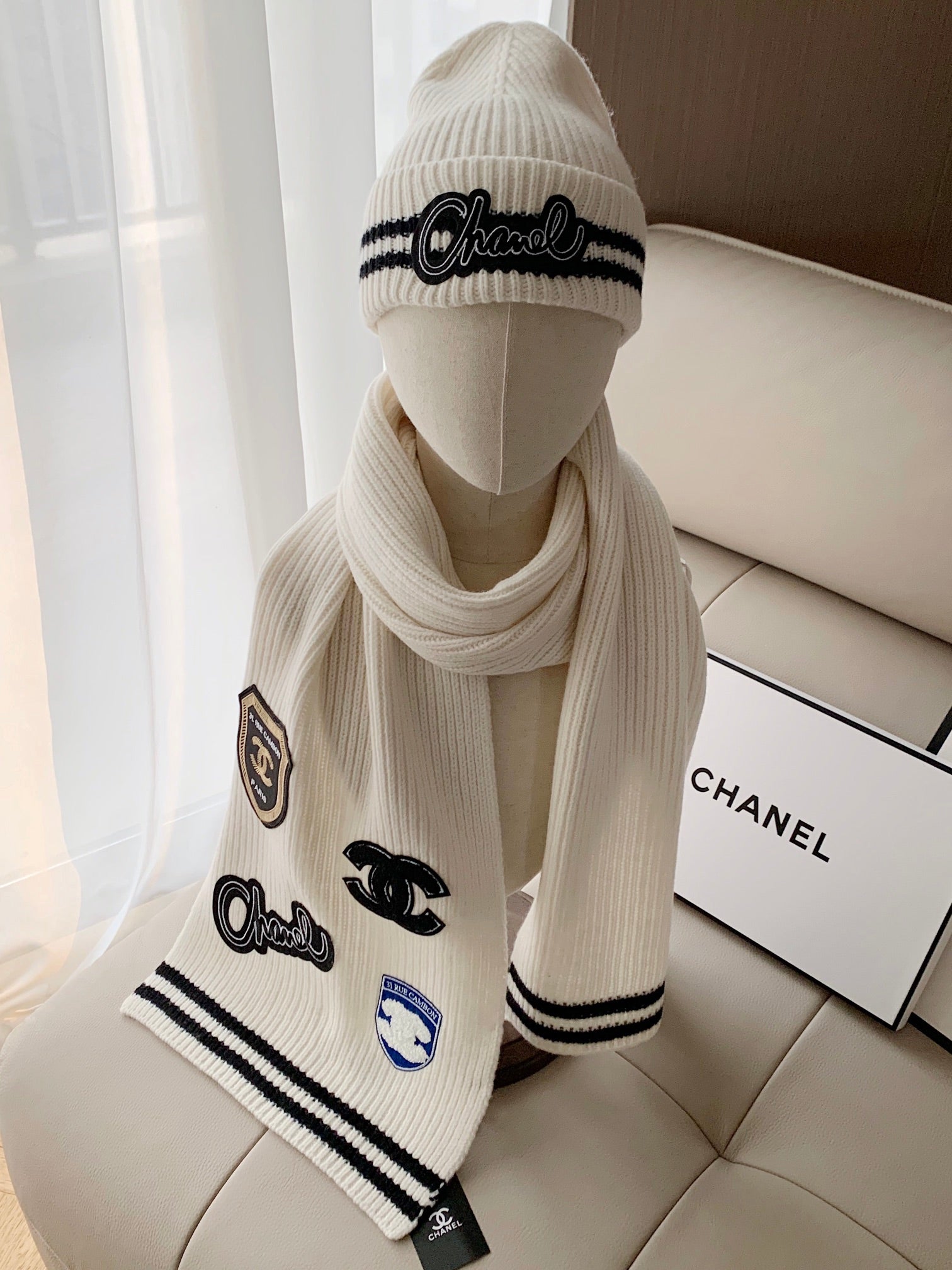 Embroidered badge knitted scarf mysite