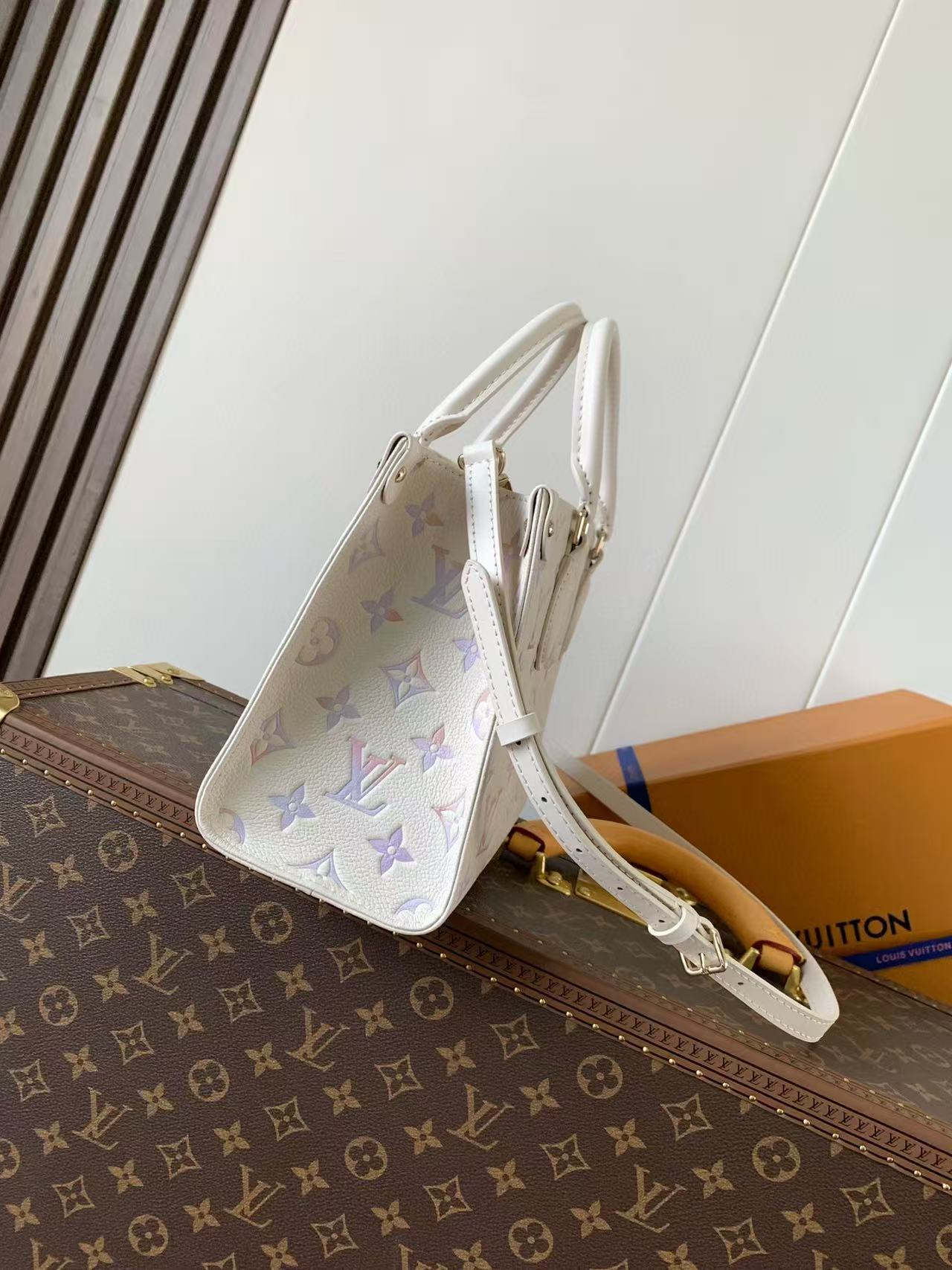 LV OnTheGo 25cm Bag White Purple Pink Embossed Grained Cowhide mysite