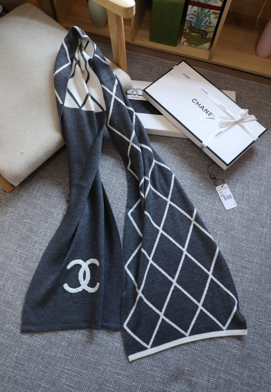 Diamond-patterned color-block scarf mysite