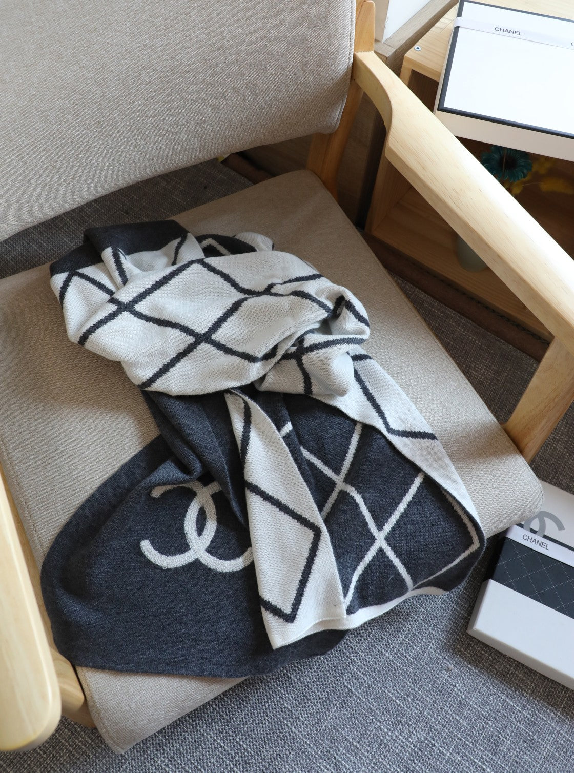 Diamond-patterned color-block scarf mysite