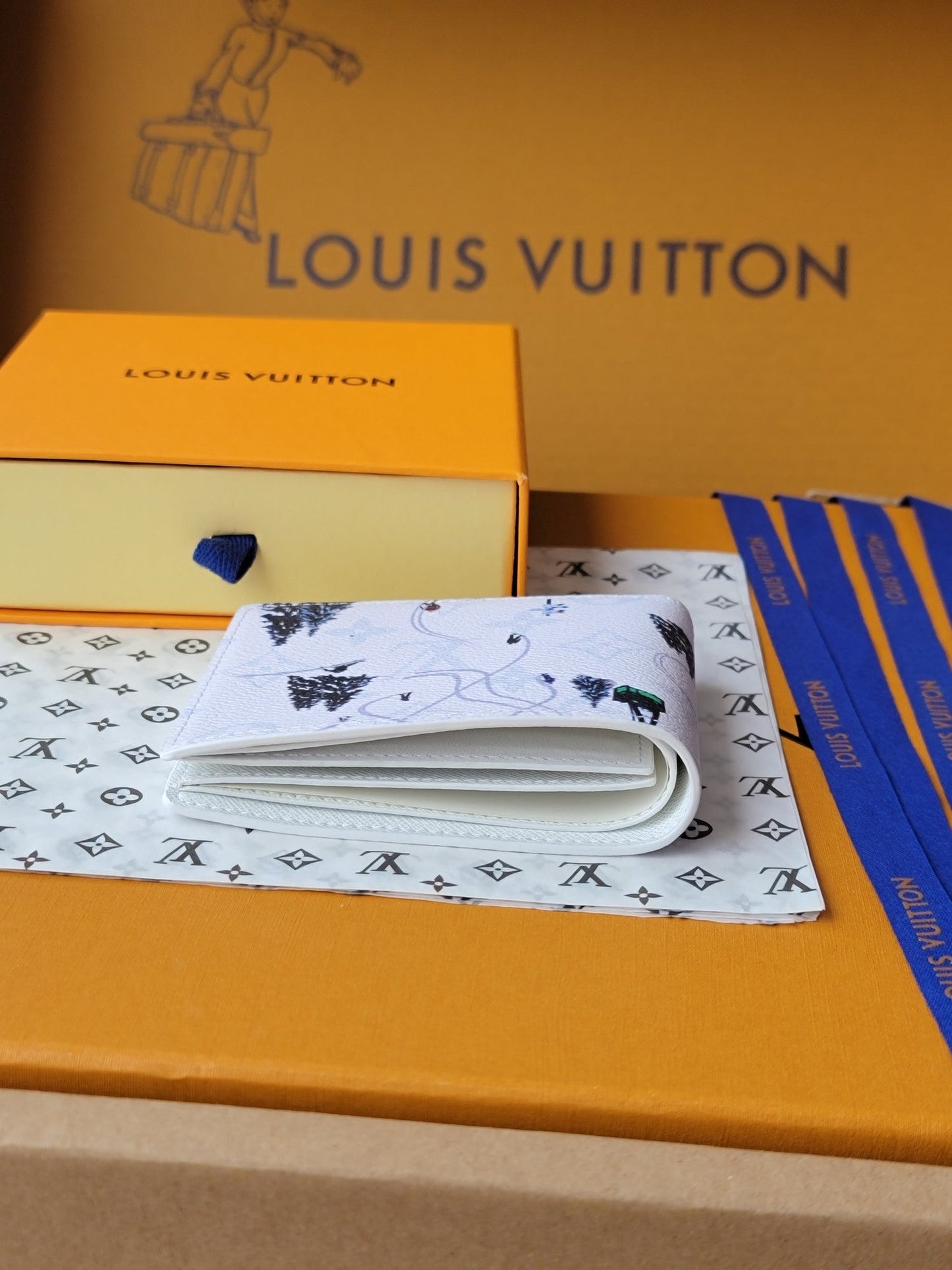 LV Multiple Wallet Featuretiny Sport Scenes Printed Cowhide mysite