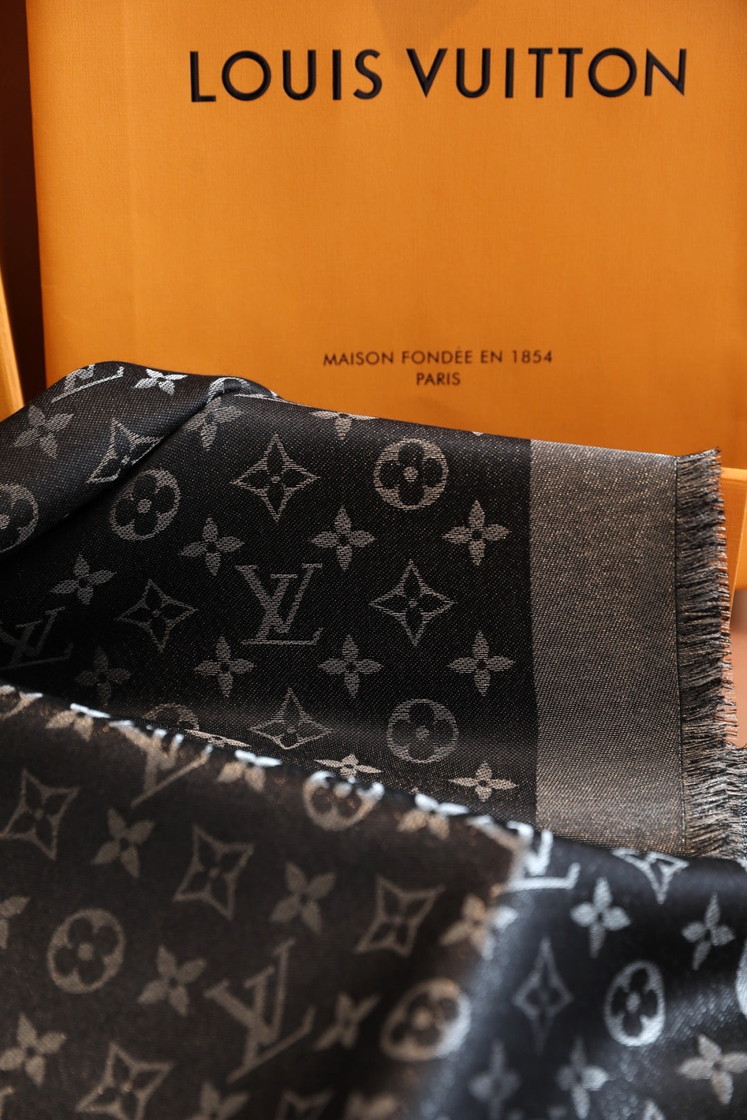 Elegant printed silk scarf mysite