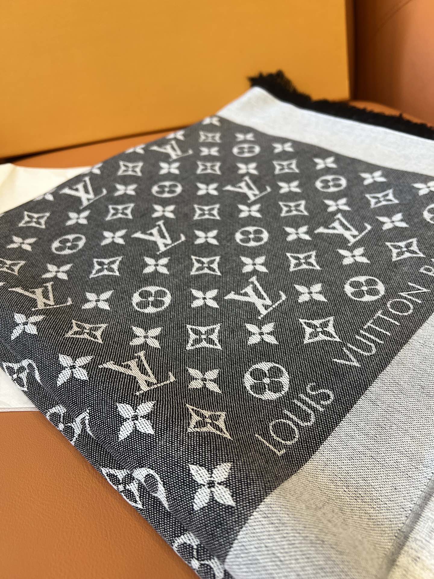 Fashionable printed silk and wool scarf mysite