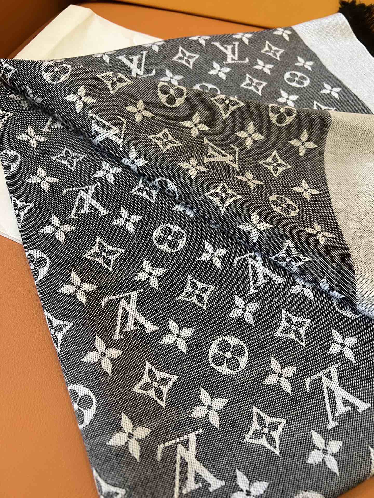 Fashionable printed silk and wool scarf mysite