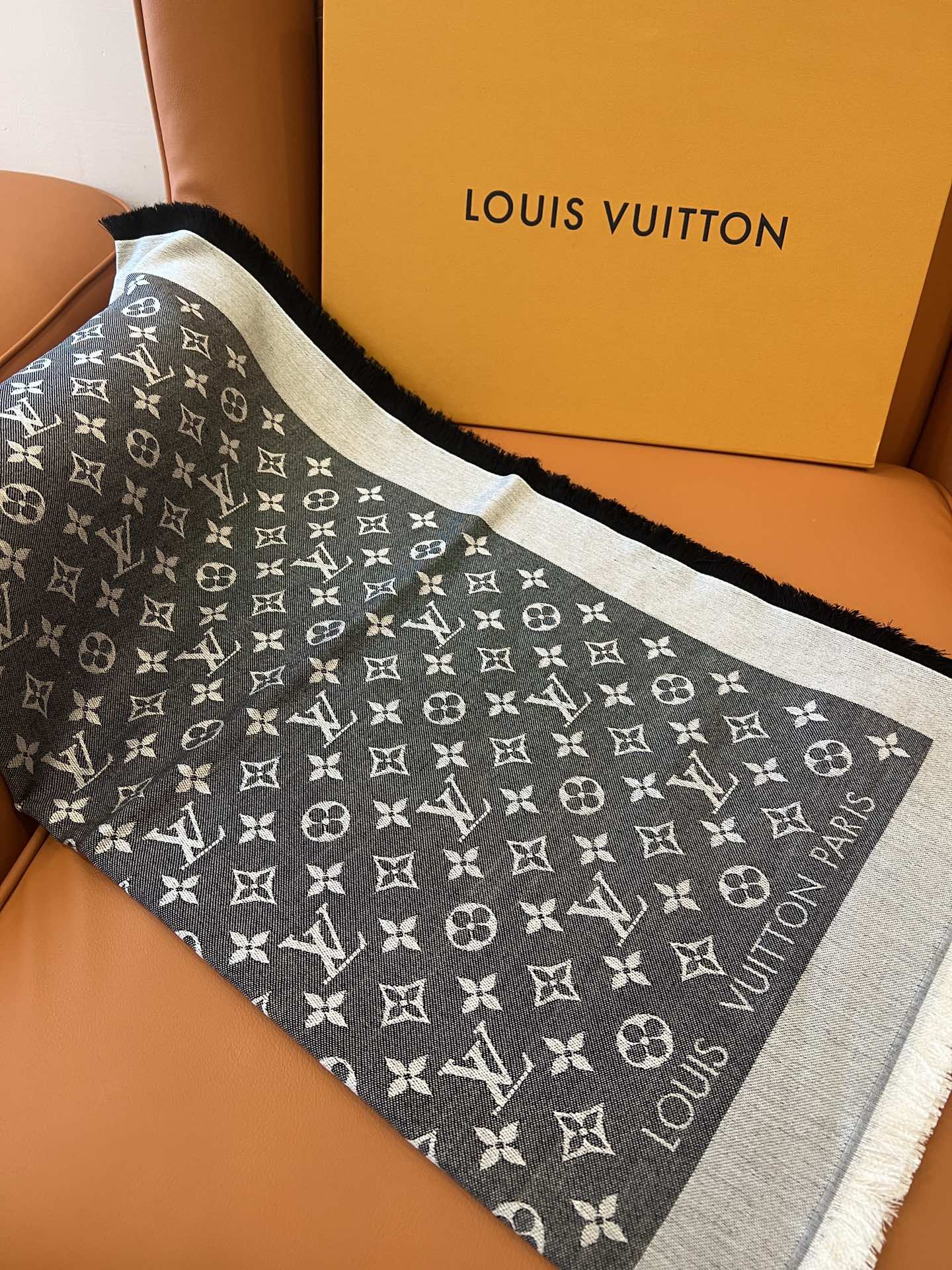 Fashionable printed silk and wool scarf mysite