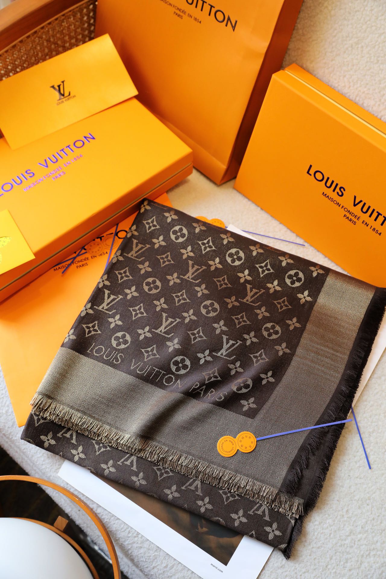 Elegant printed silk scarf mysite