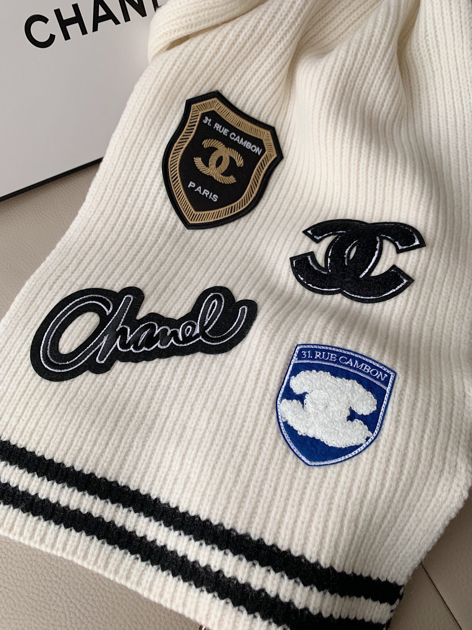 Embroidered badge knitted scarf mysite