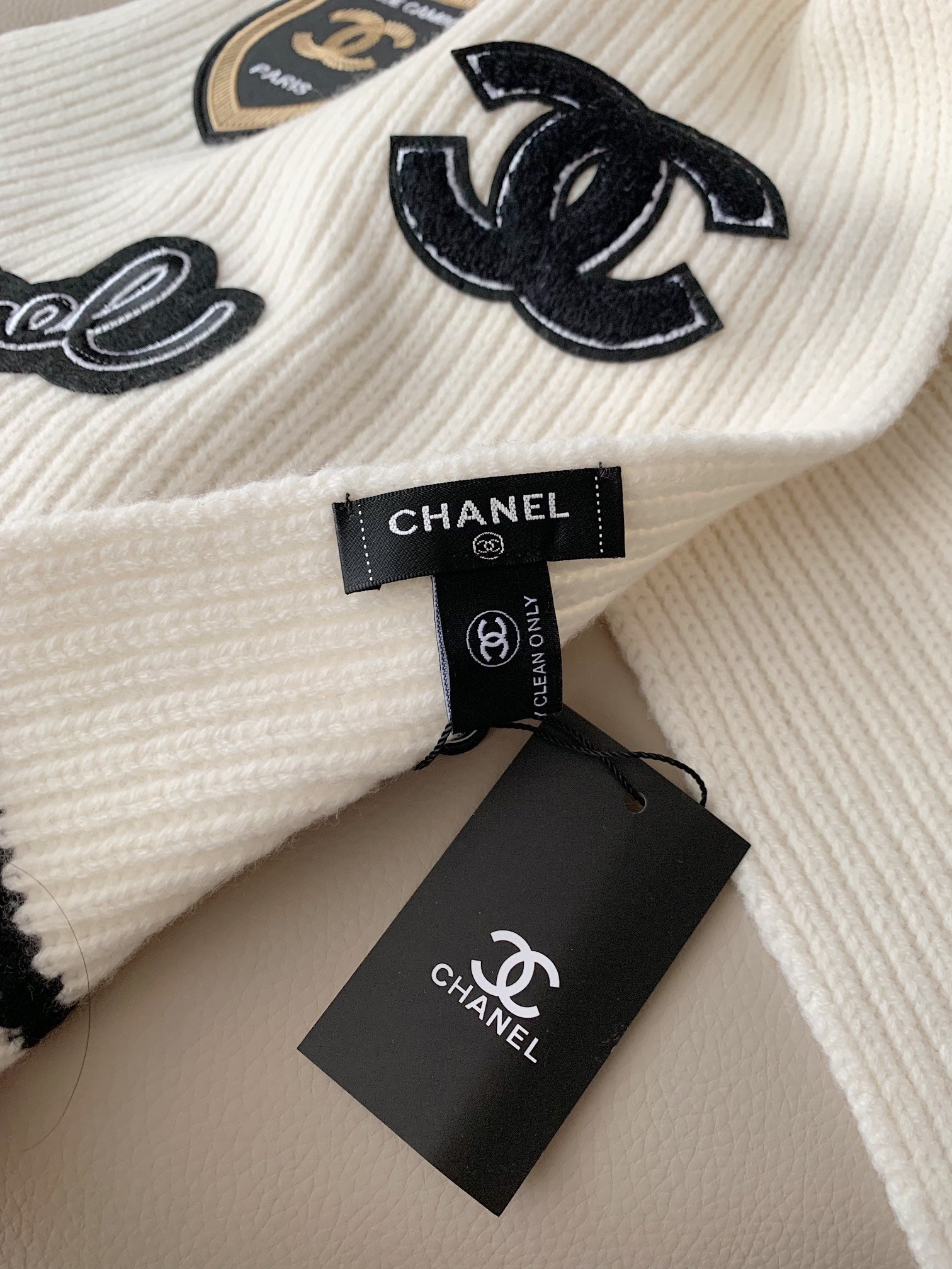 Embroidered badge knitted scarf mysite
