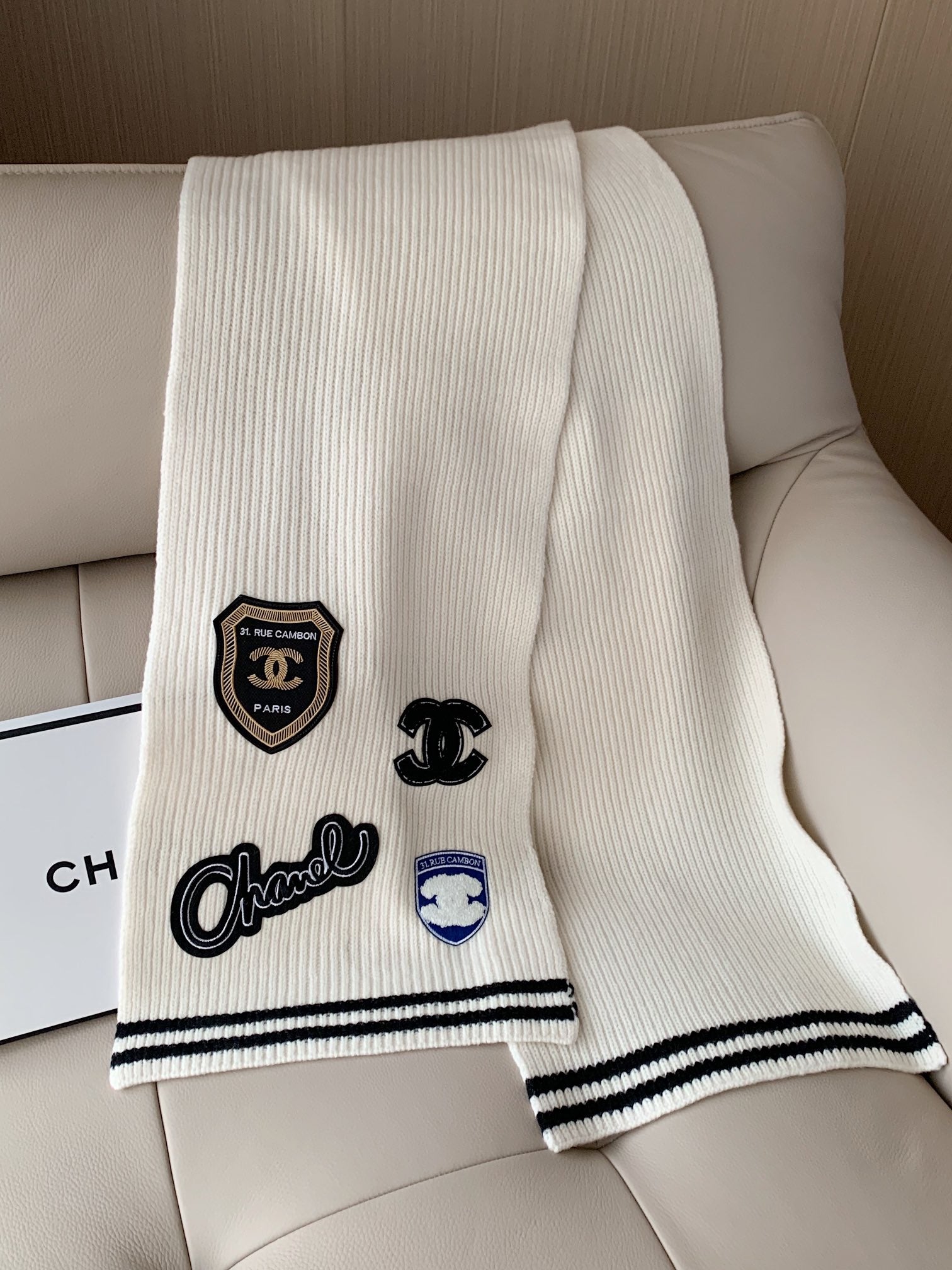 Embroidered badge knitted scarf mysite