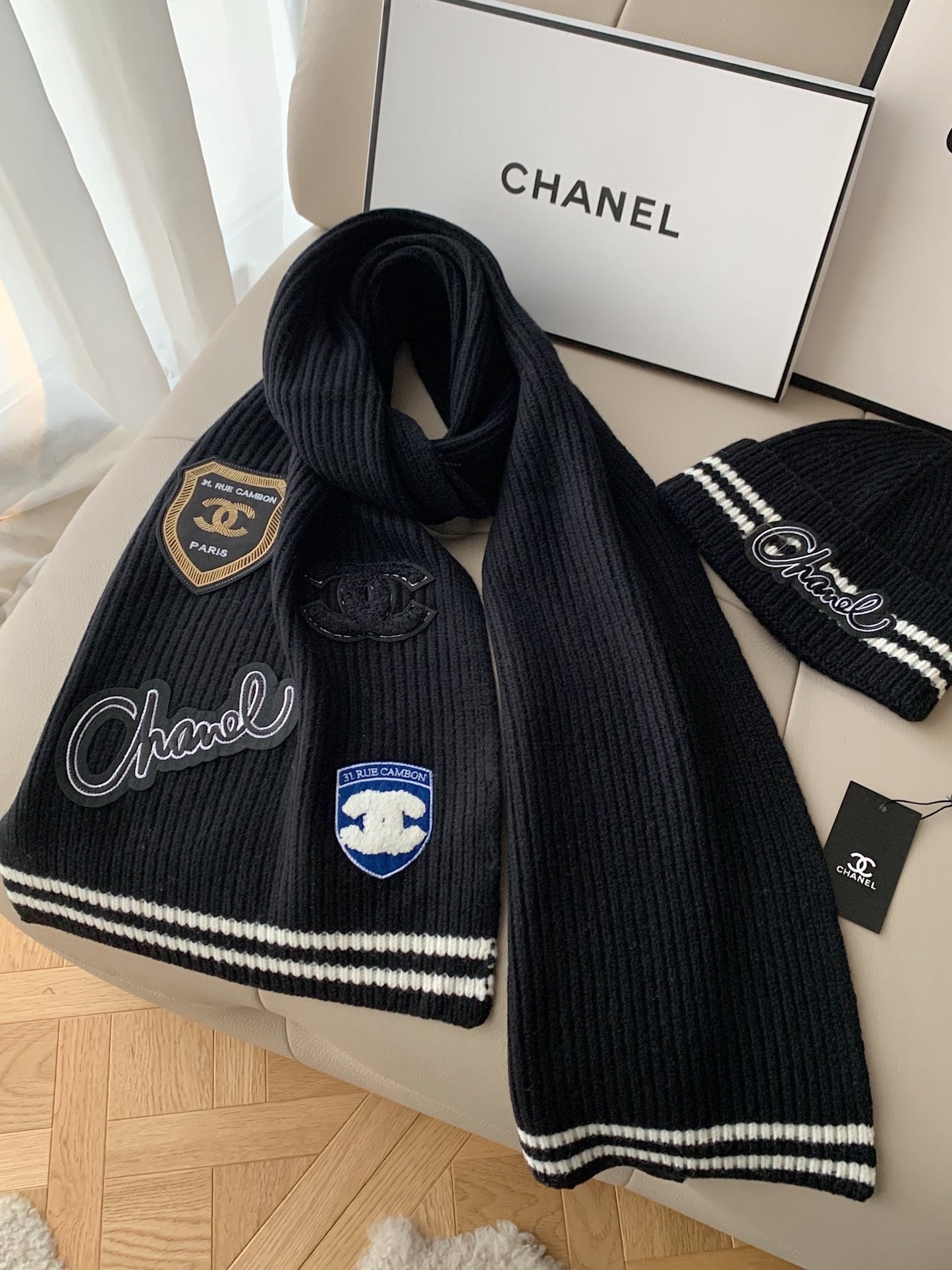 Embroidered badge knitted scarf mysite