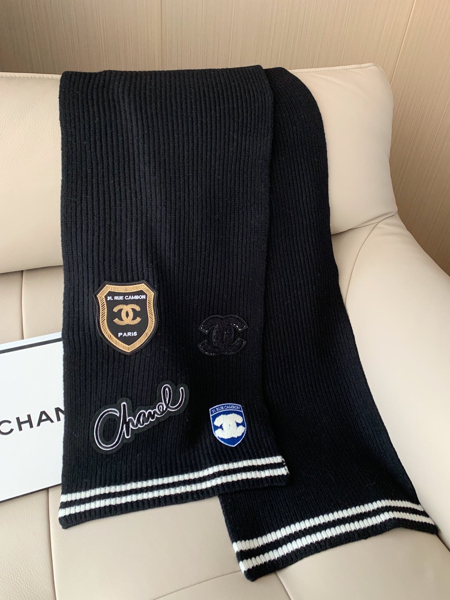 Embroidered badge knitted scarf mysite