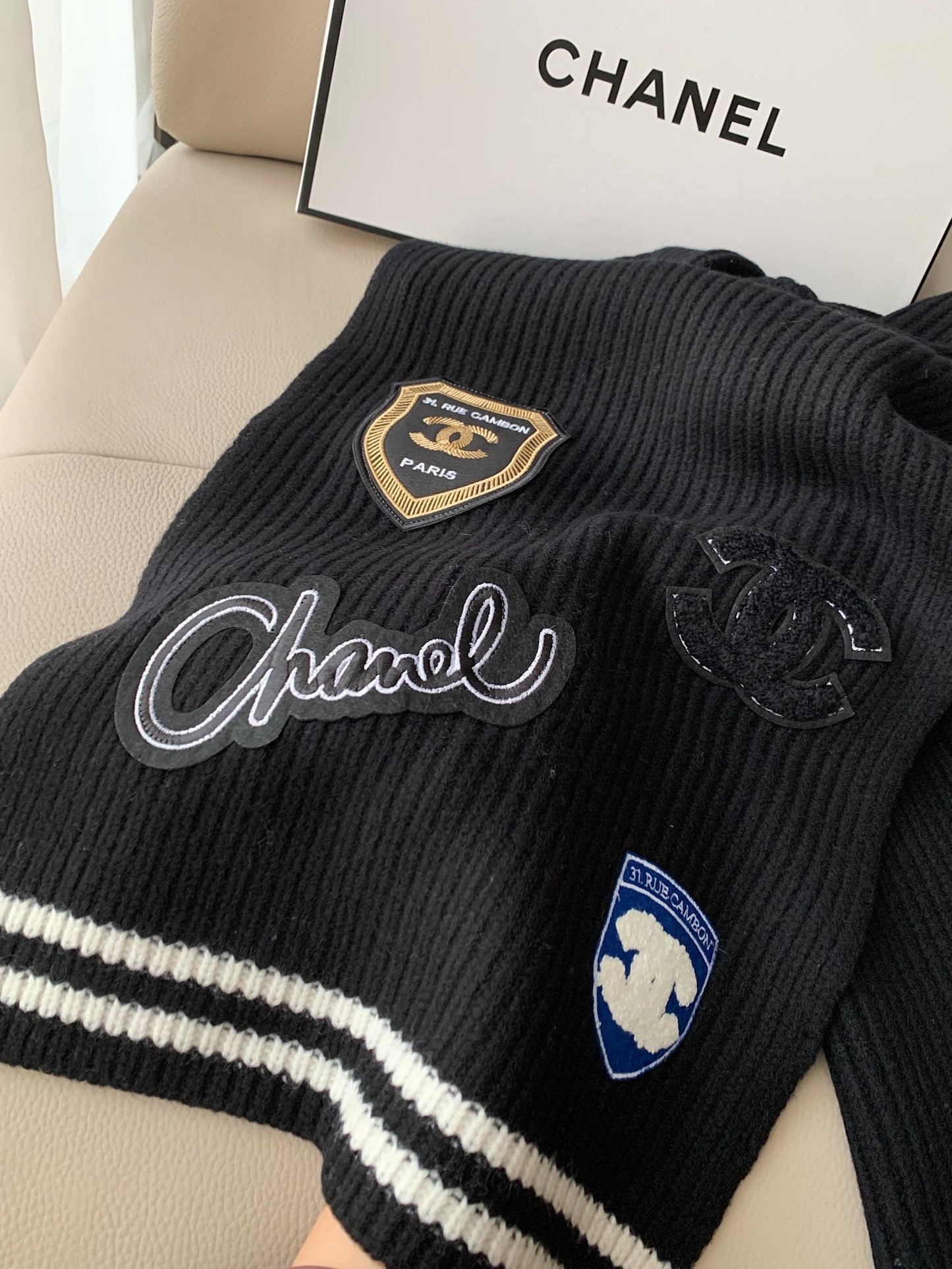 Embroidered badge knitted scarf mysite