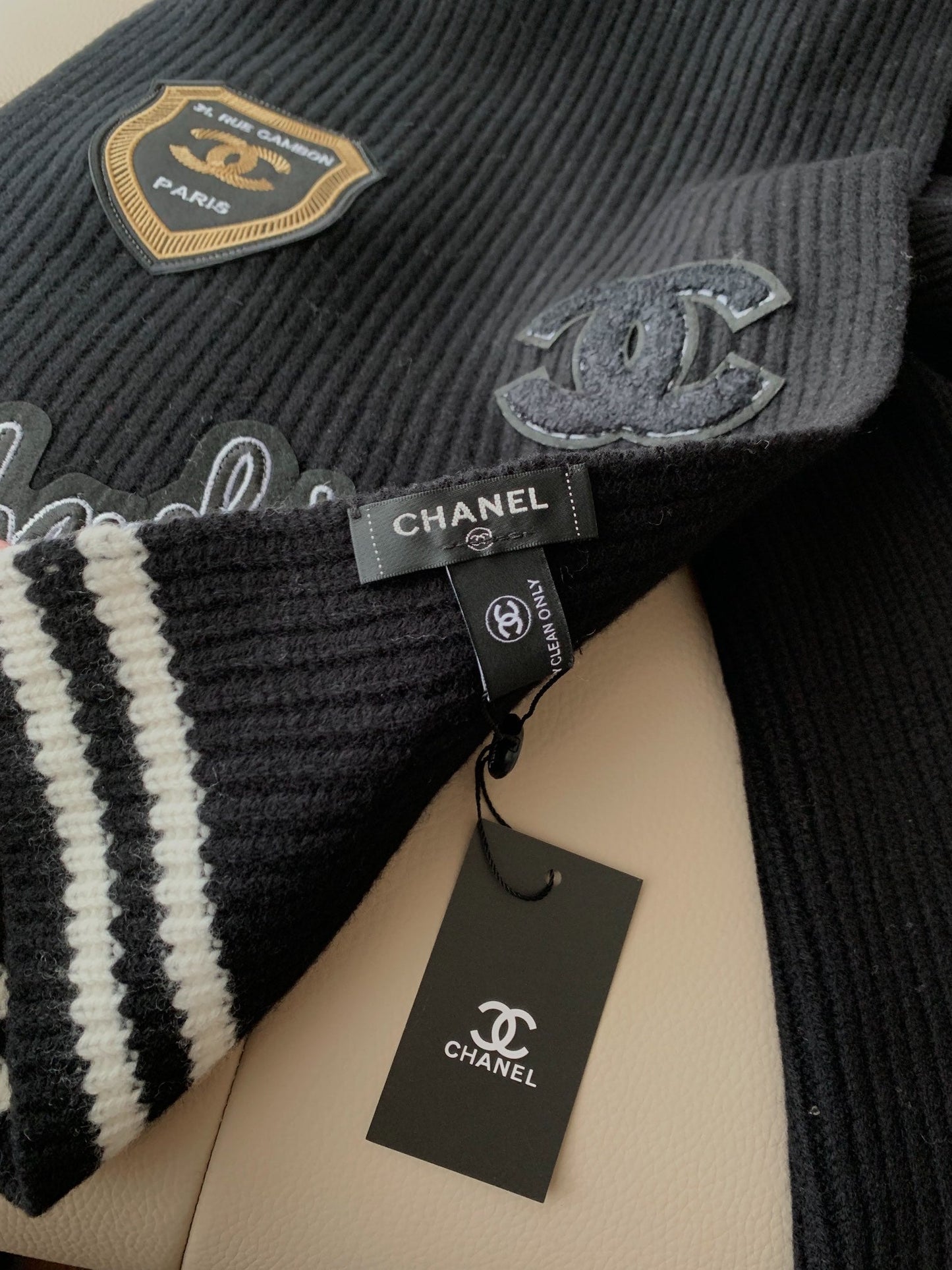 Embroidered badge knitted scarf mysite