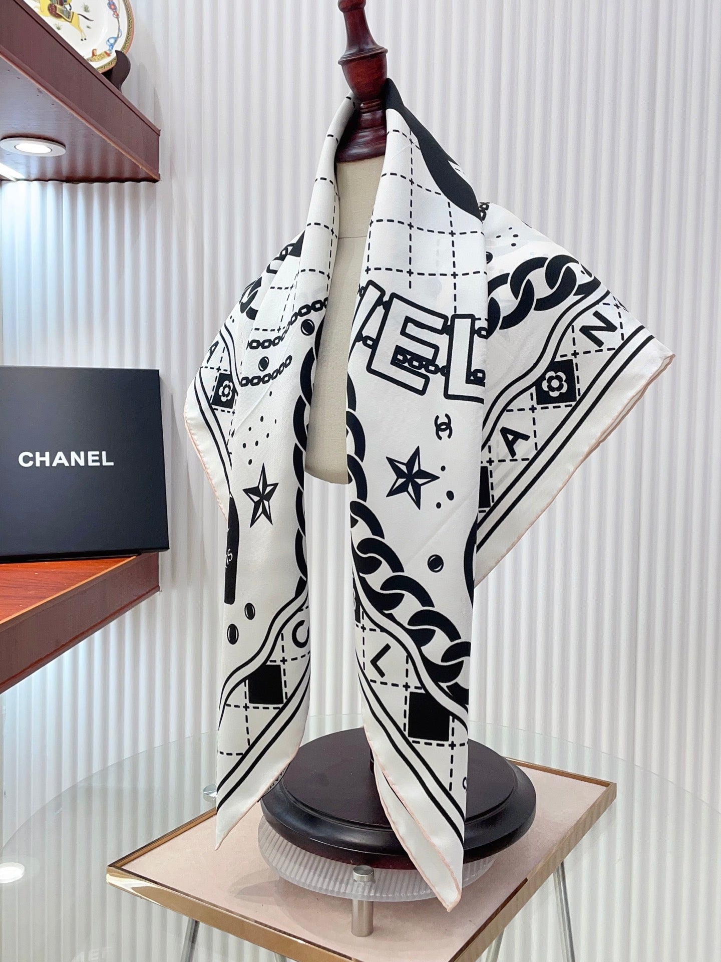 Elegant women's square silk scarf mysite