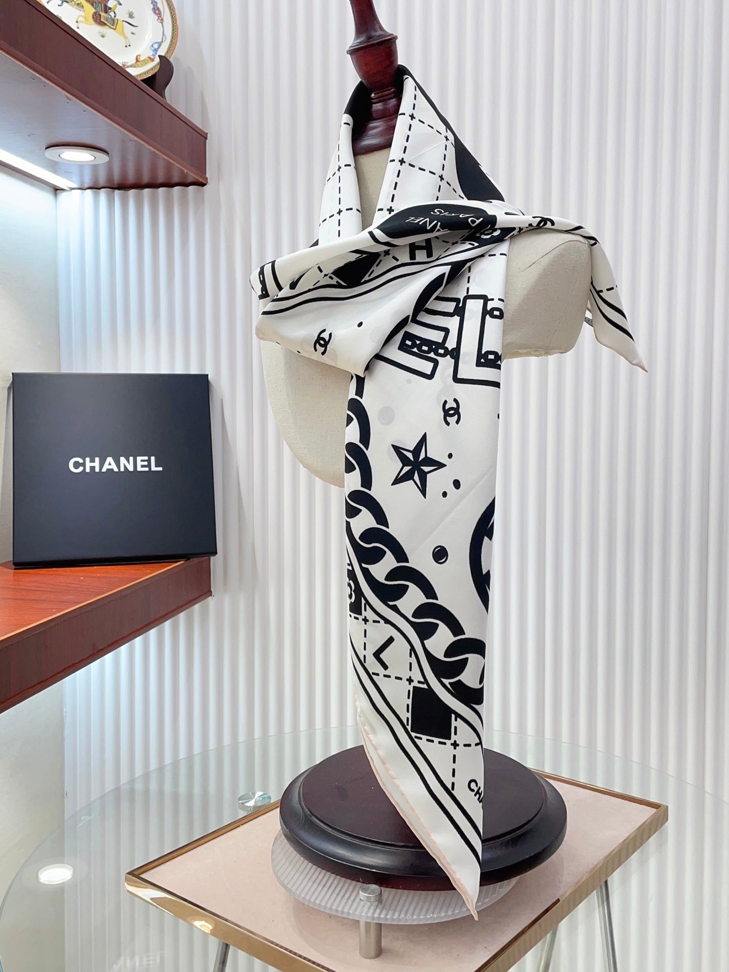 Elegant women's square silk scarf mysite