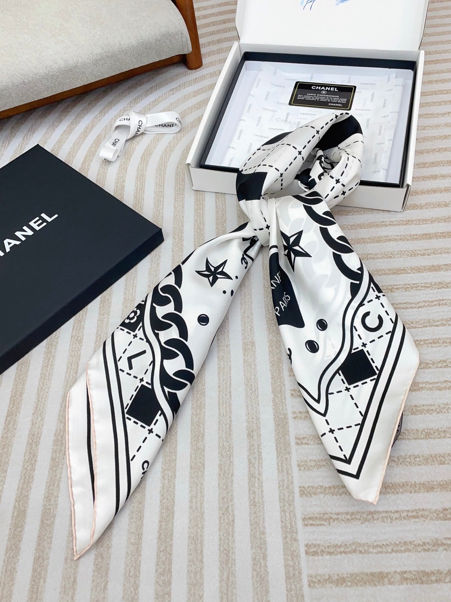 Elegant women's square silk scarf mysite