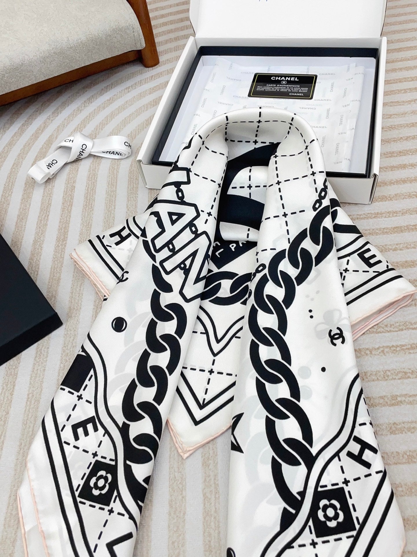 Elegant women's square silk scarf mysite