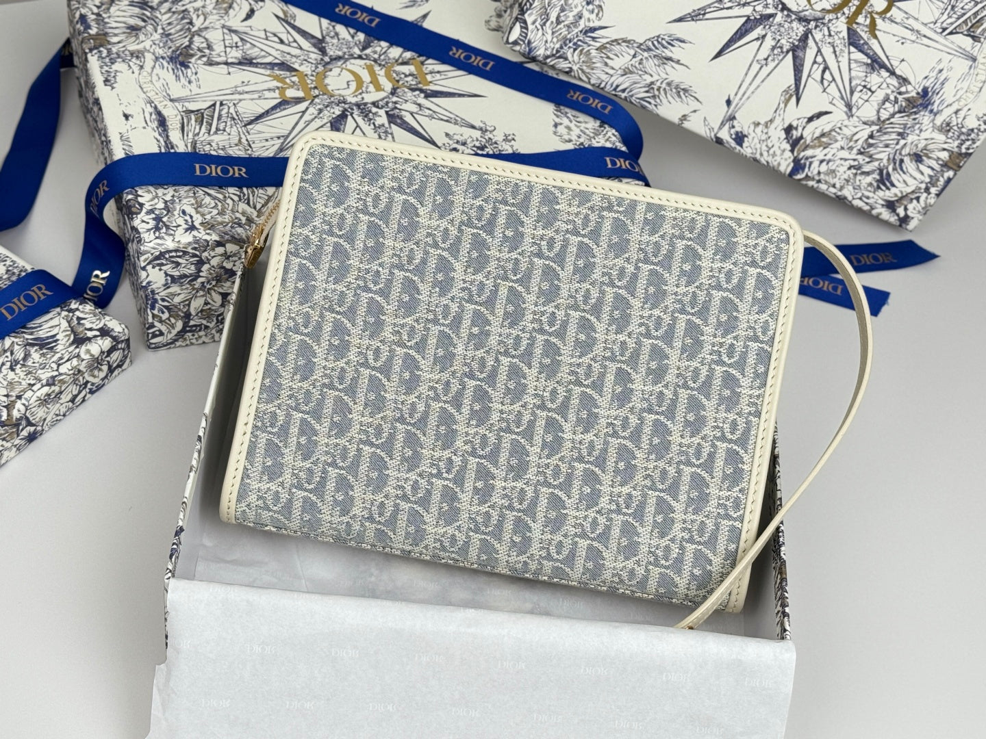CD 30 Montaigne Dea Pouch 26cm White Blue Jacquard 258615 mysite