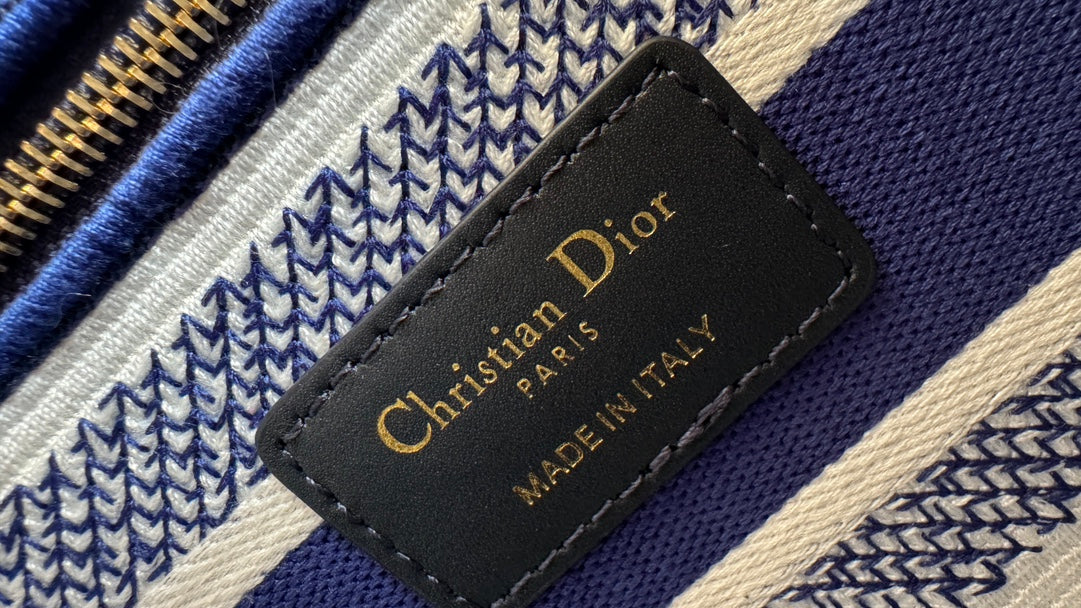 medium lady 24 blue white embroidery mysite