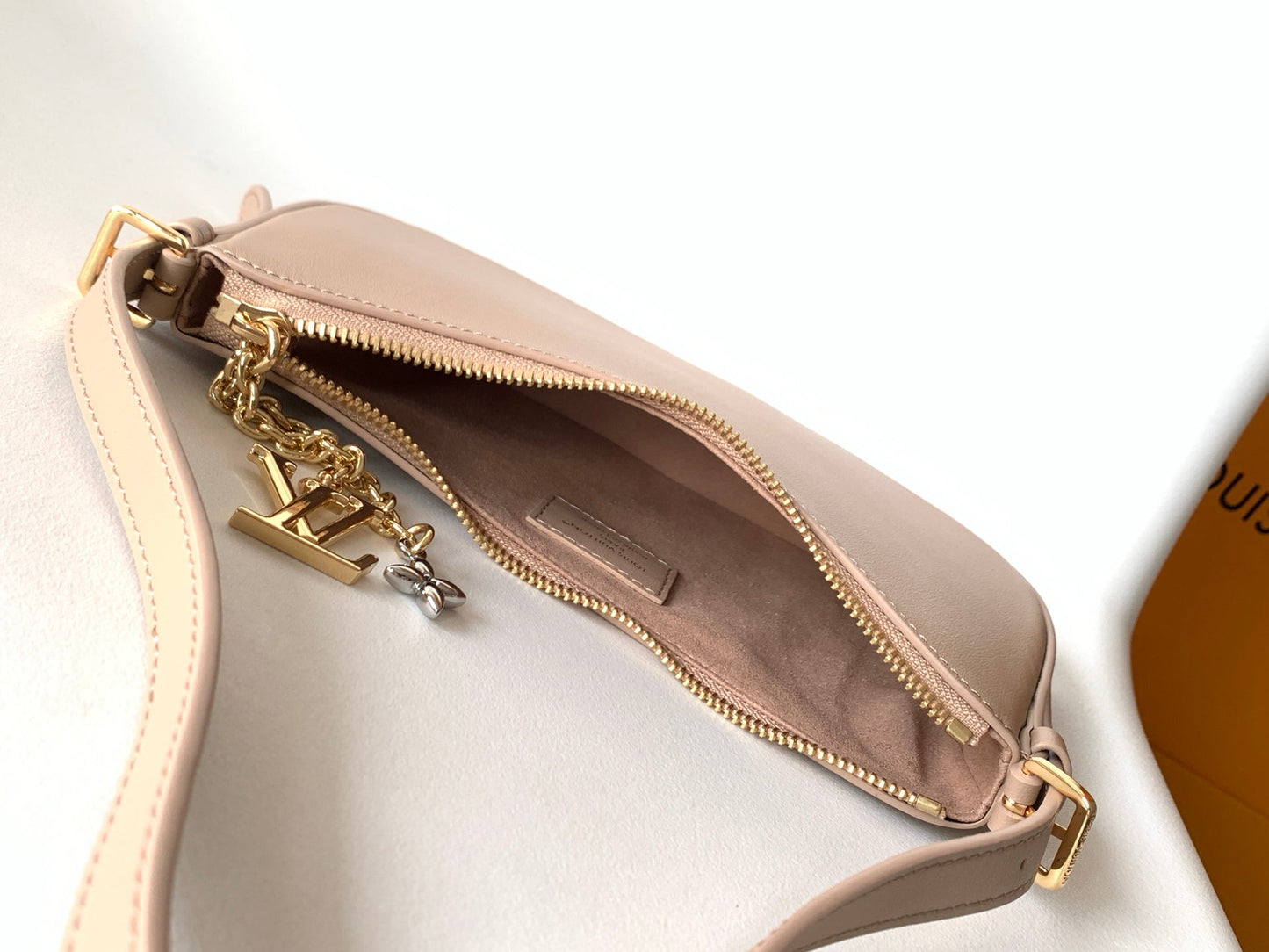 LV M25784 Pochette LV Bloom with Charm 23cm Beige Calfskin GHW mysite