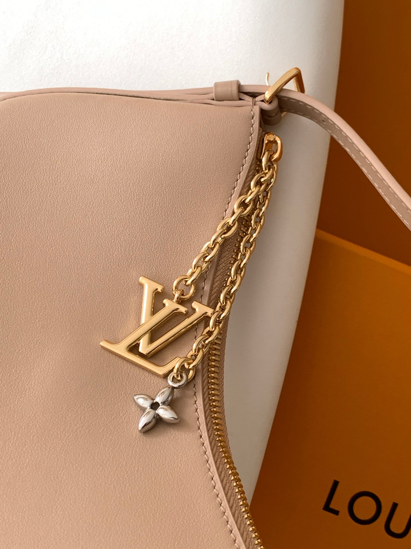 LV M25784 Pochette LV Bloom with Charm 23cm Beige Calfskin GHW mysite