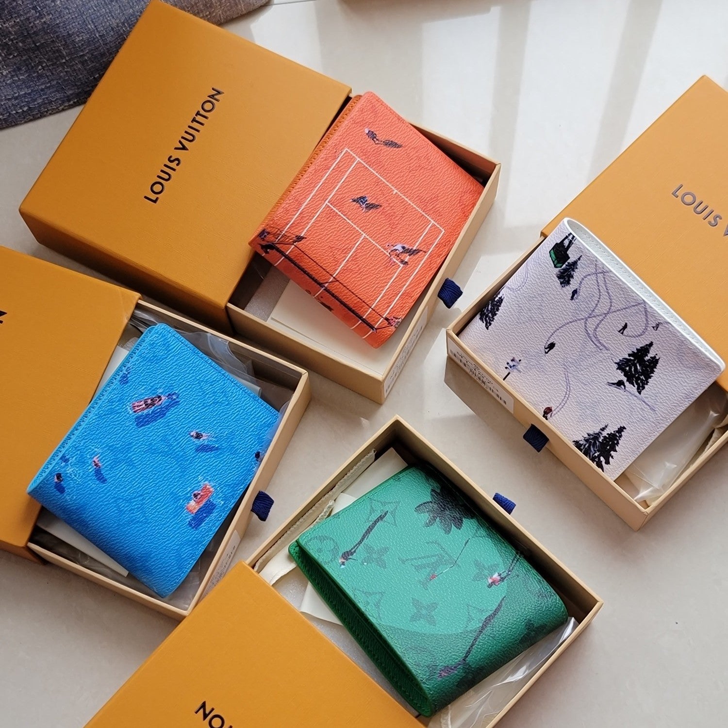 LV Multiple Wallet Featuretiny Sport Scenes Printed Cowhide mysite