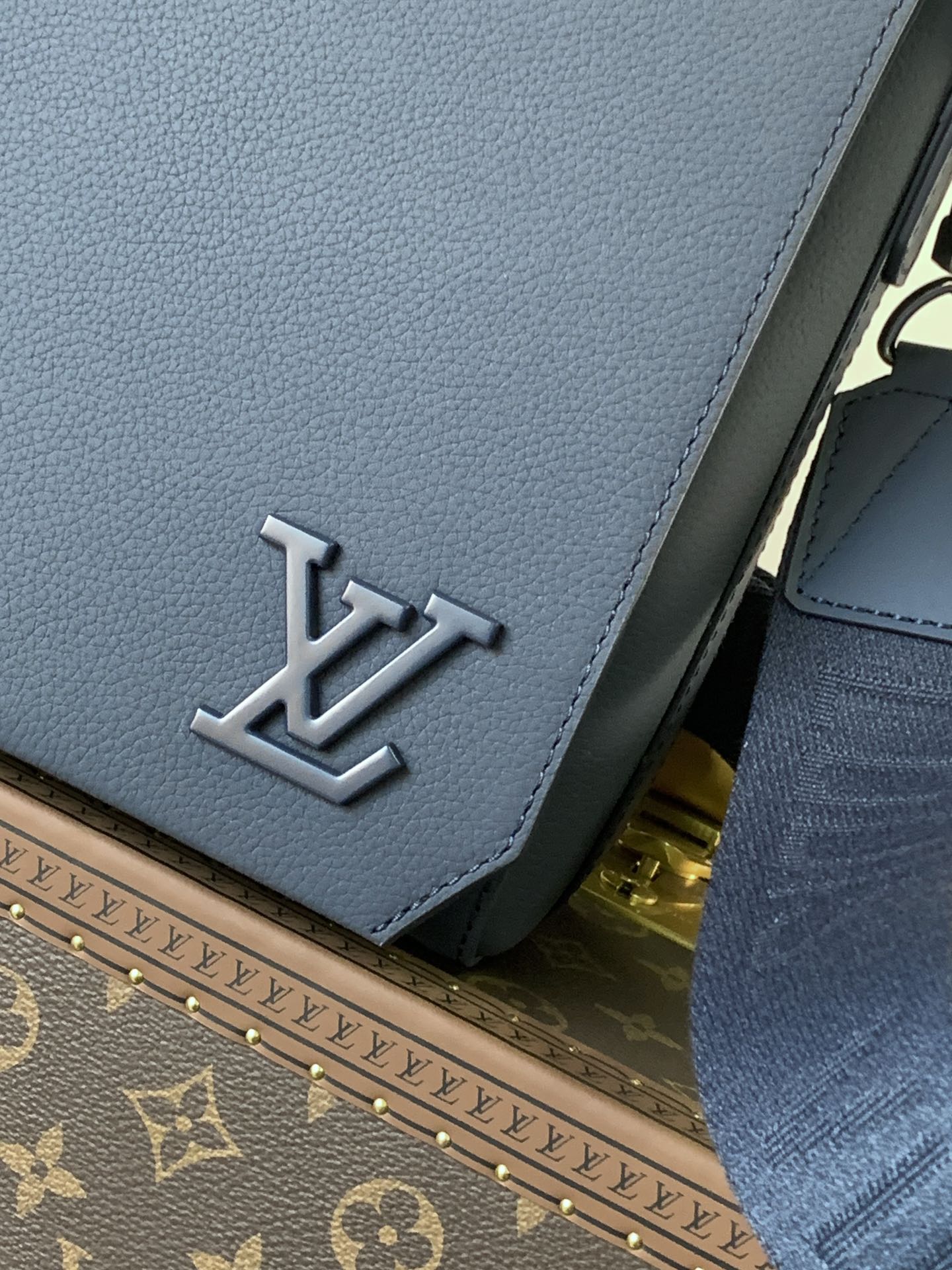 LV Takeoff Messenger 28cm Navy Blue Cowhide mysite