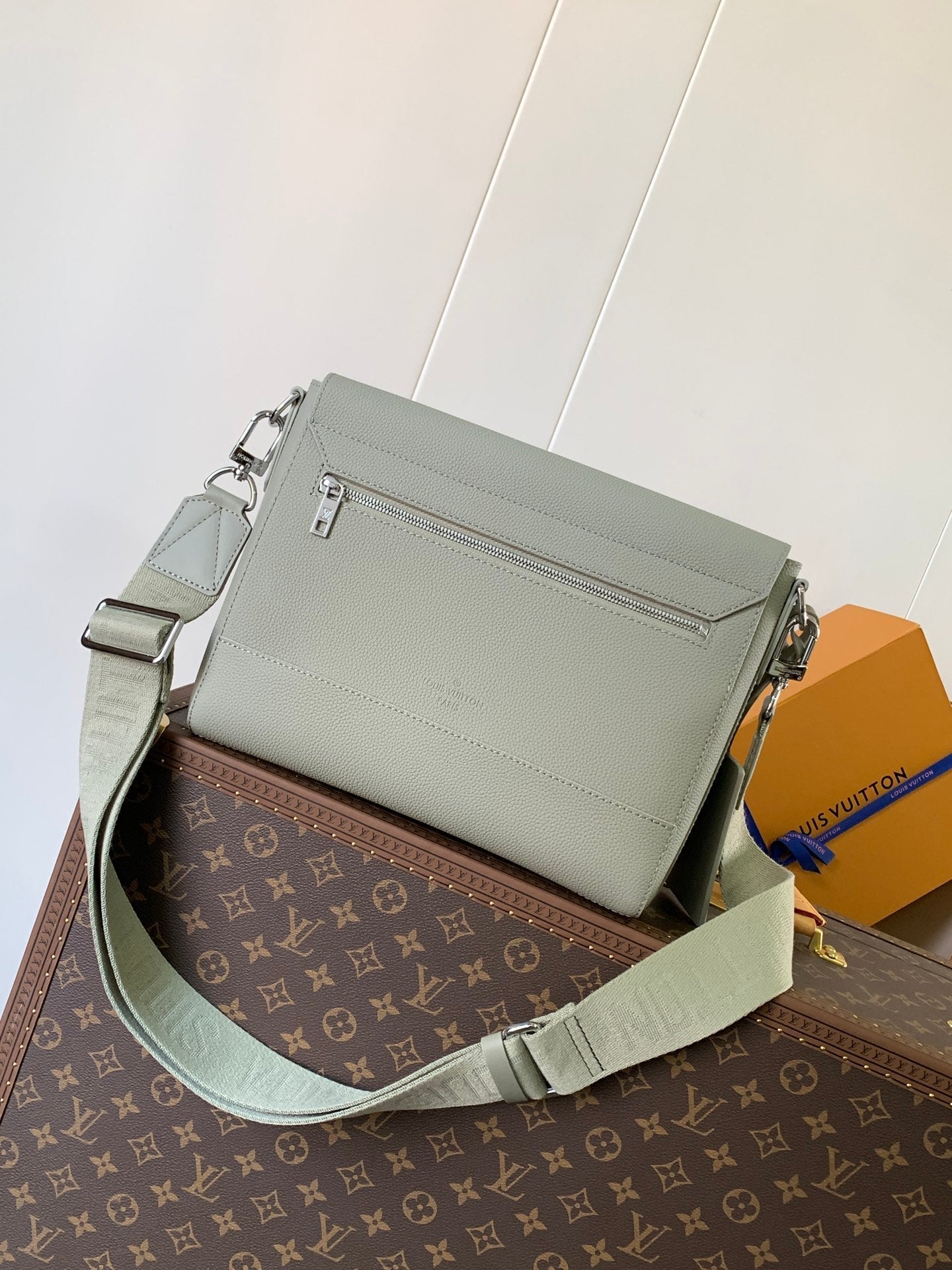 LV Takeoff Messenger 28cm Asphalt Gray Cowhide mysite