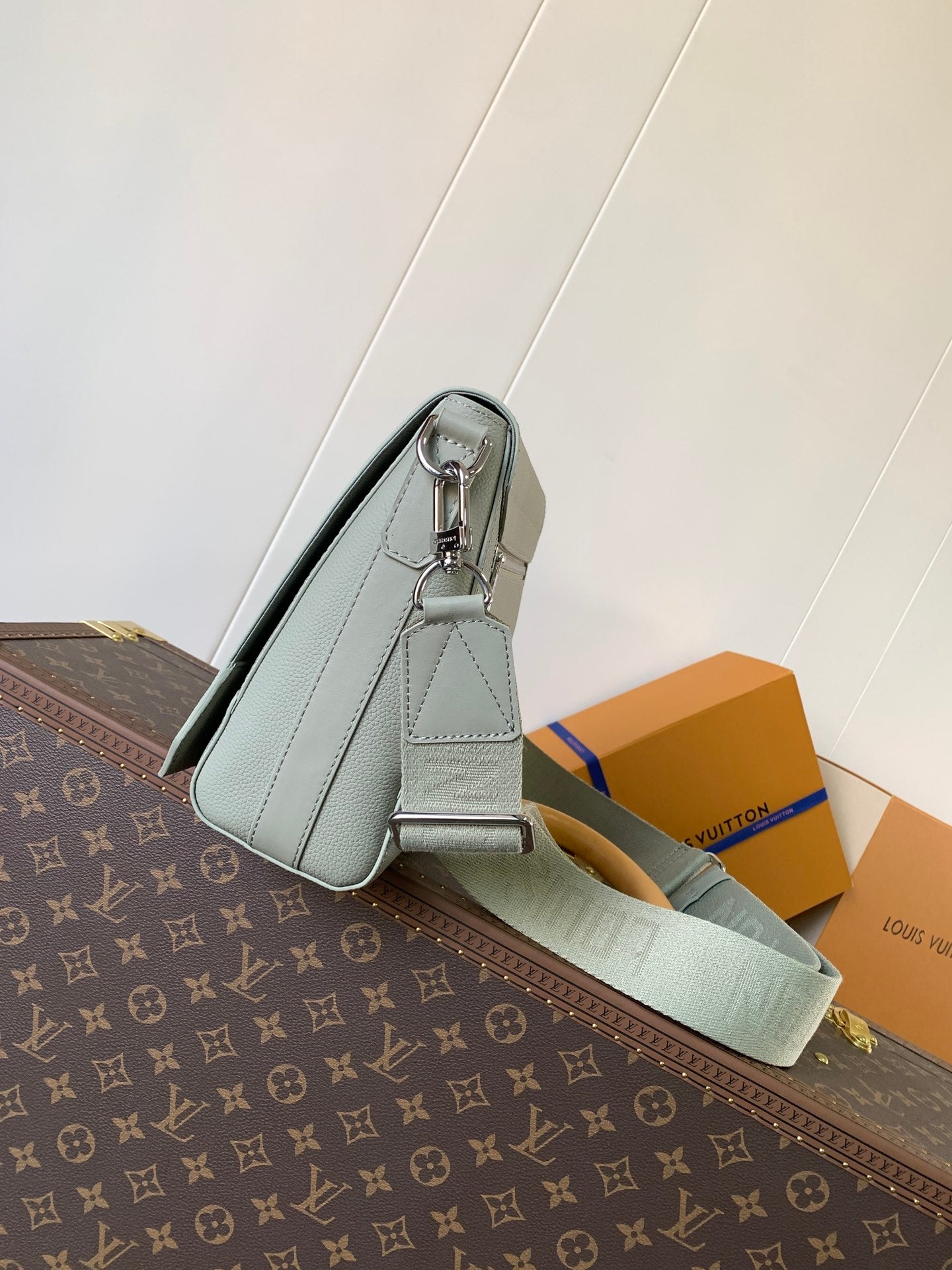 LV Takeoff Messenger 28cm Asphalt Gray Cowhide mysite