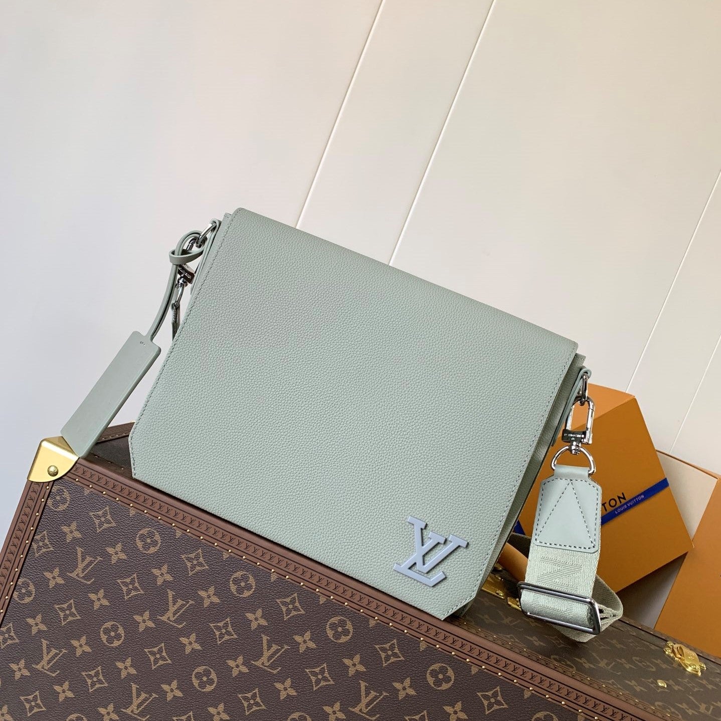 LV Takeoff Messenger 28cm Asphalt Gray Cowhide mysite