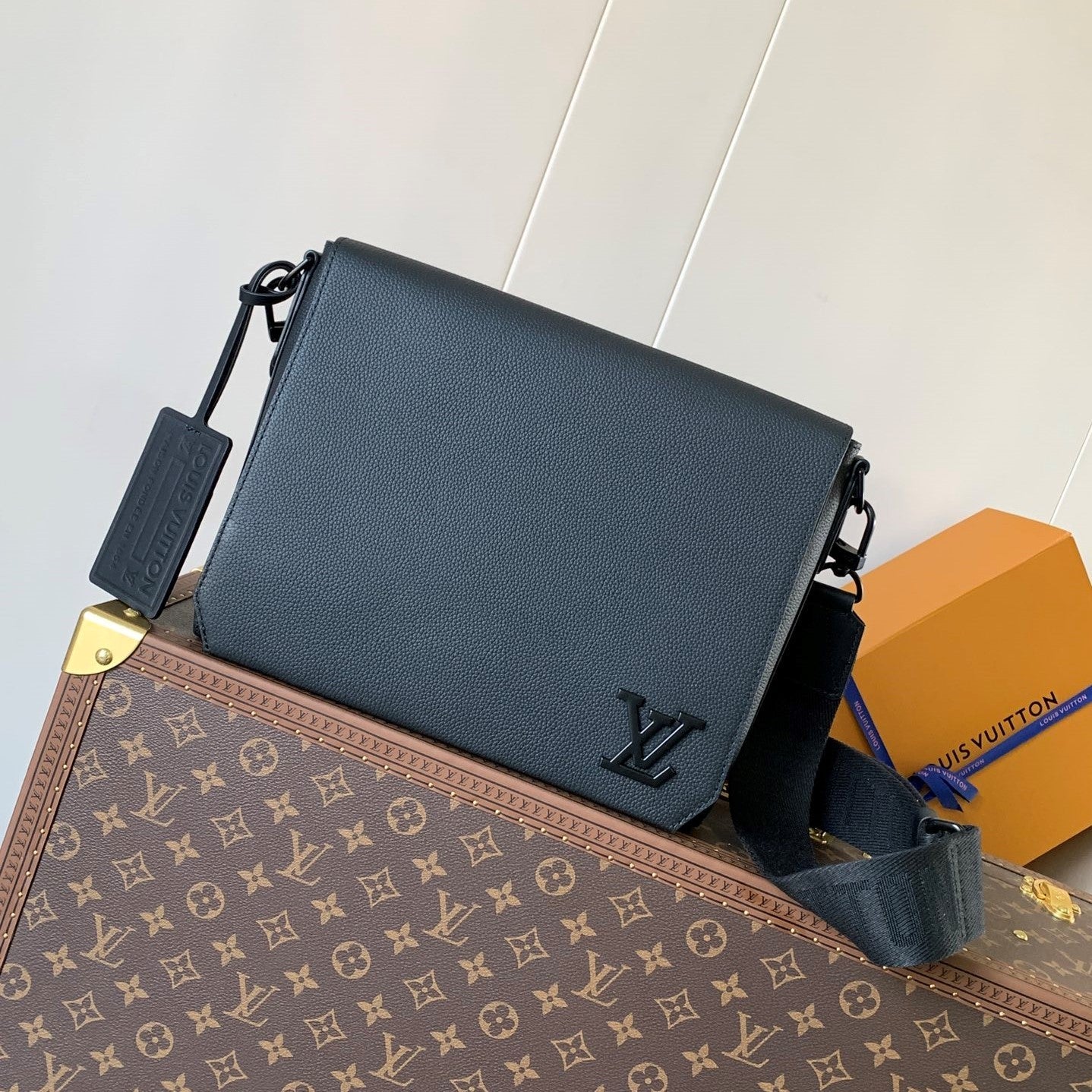 LV Takeoff Messenger 28cm Black Cowhide mysite