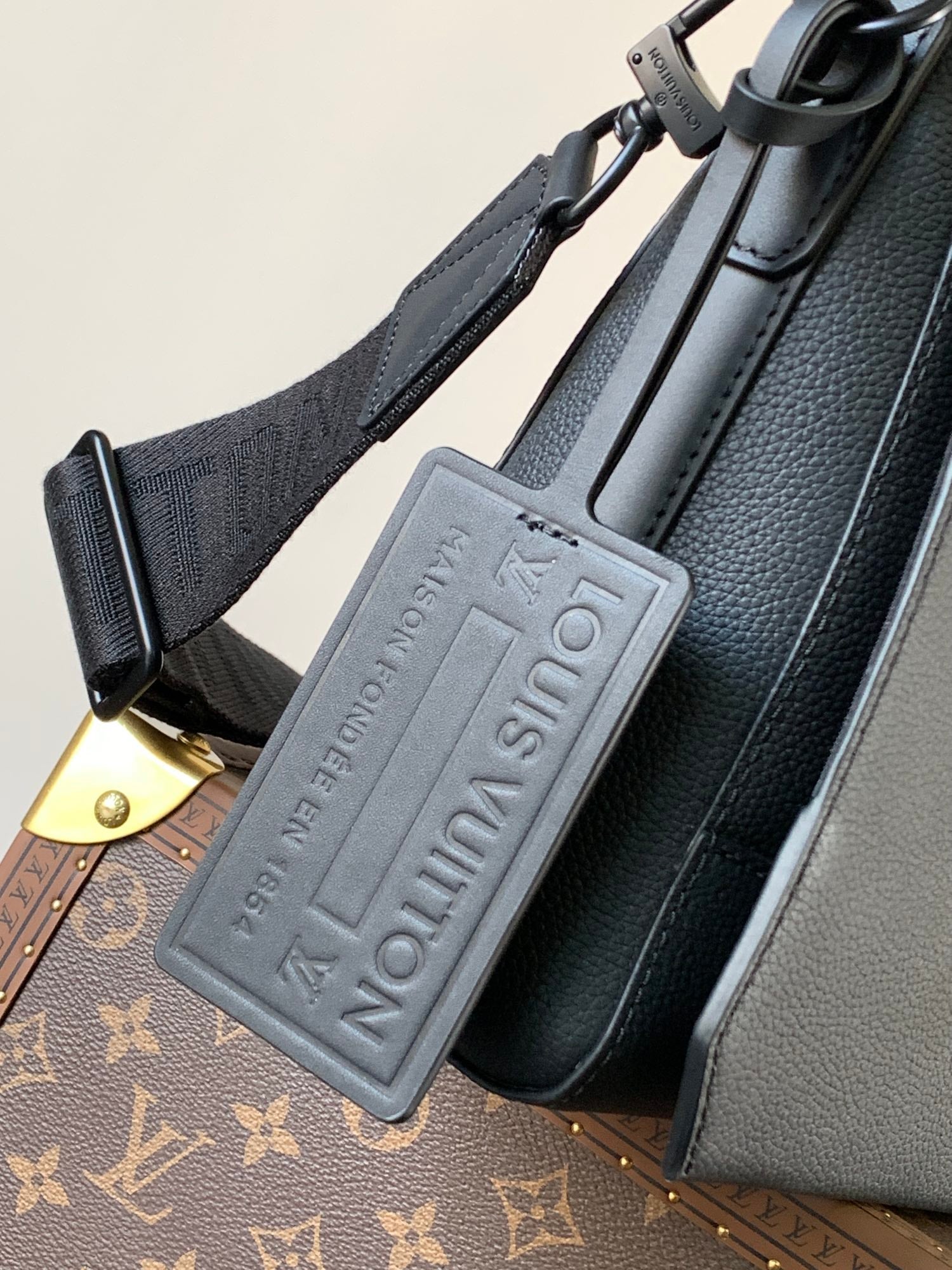 LV Takeoff Messenger 28cm Black Cowhide mysite