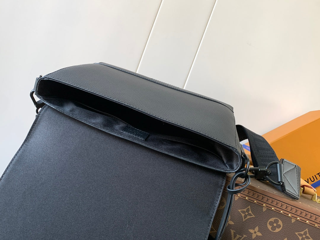 LV Takeoff Messenger 28cm Black Cowhide mysite