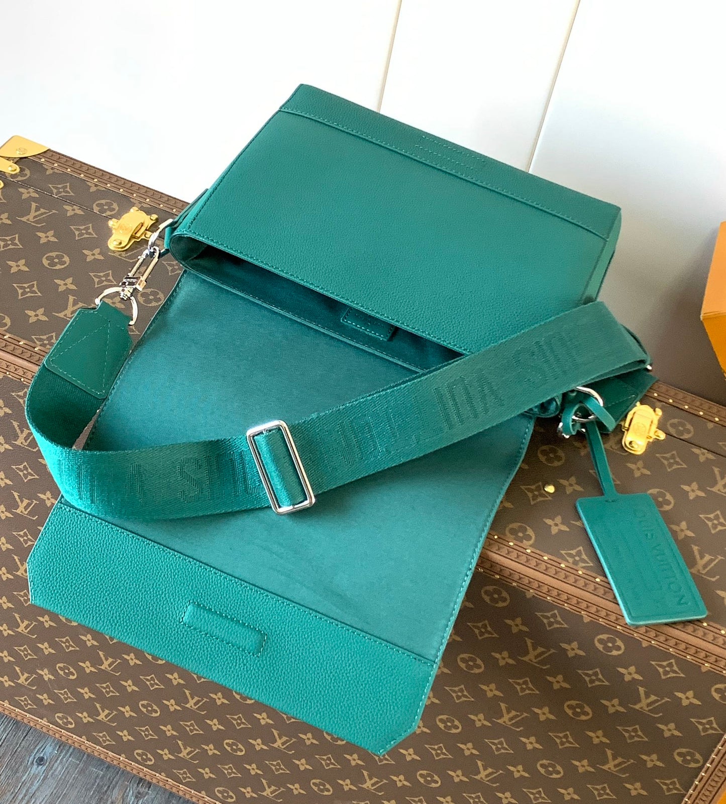 LV Takeoff Messenger 28cm EverGreen Cowhide mysite