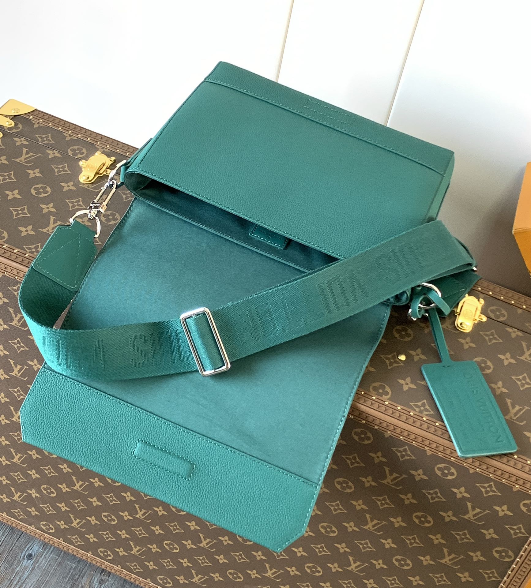 LV Takeoff Messenger 28cm EverGreen Cowhide mysite