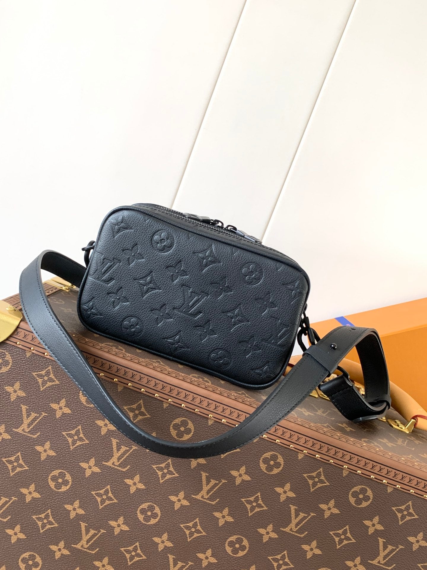 LV Nano Alpha 18.5 cm Black Monogram Embossed Shadow Cowhide mysite